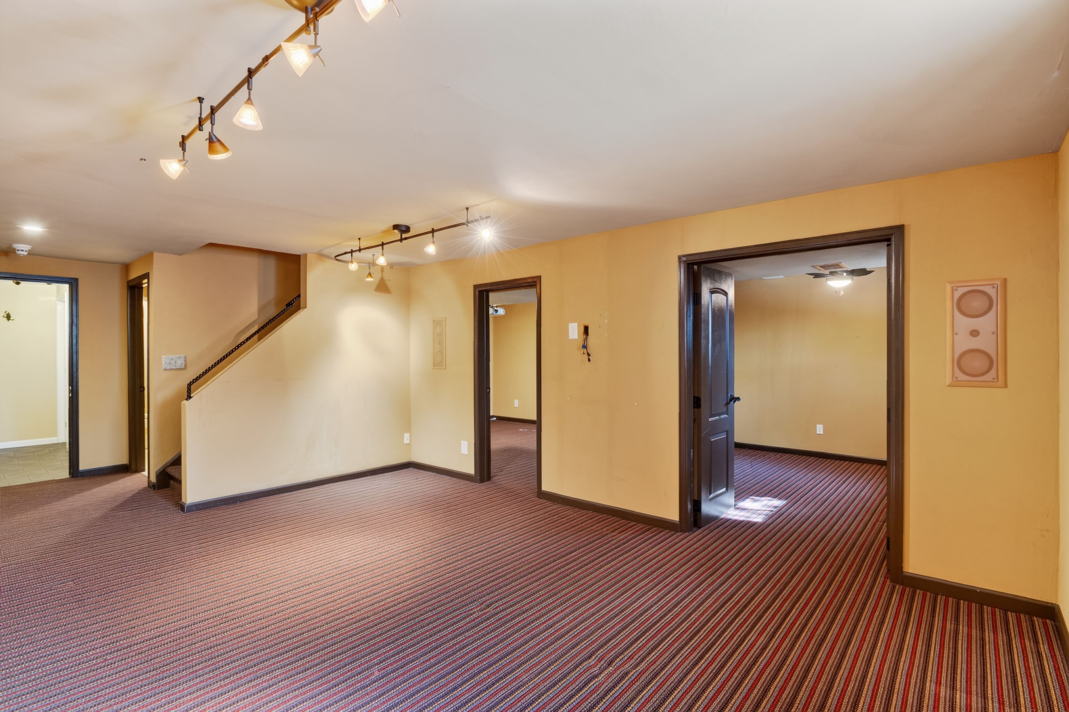  Unique Kitchen & Vaulted Beamed Room Near Cherry Creek State Park Retreat - 物件實景