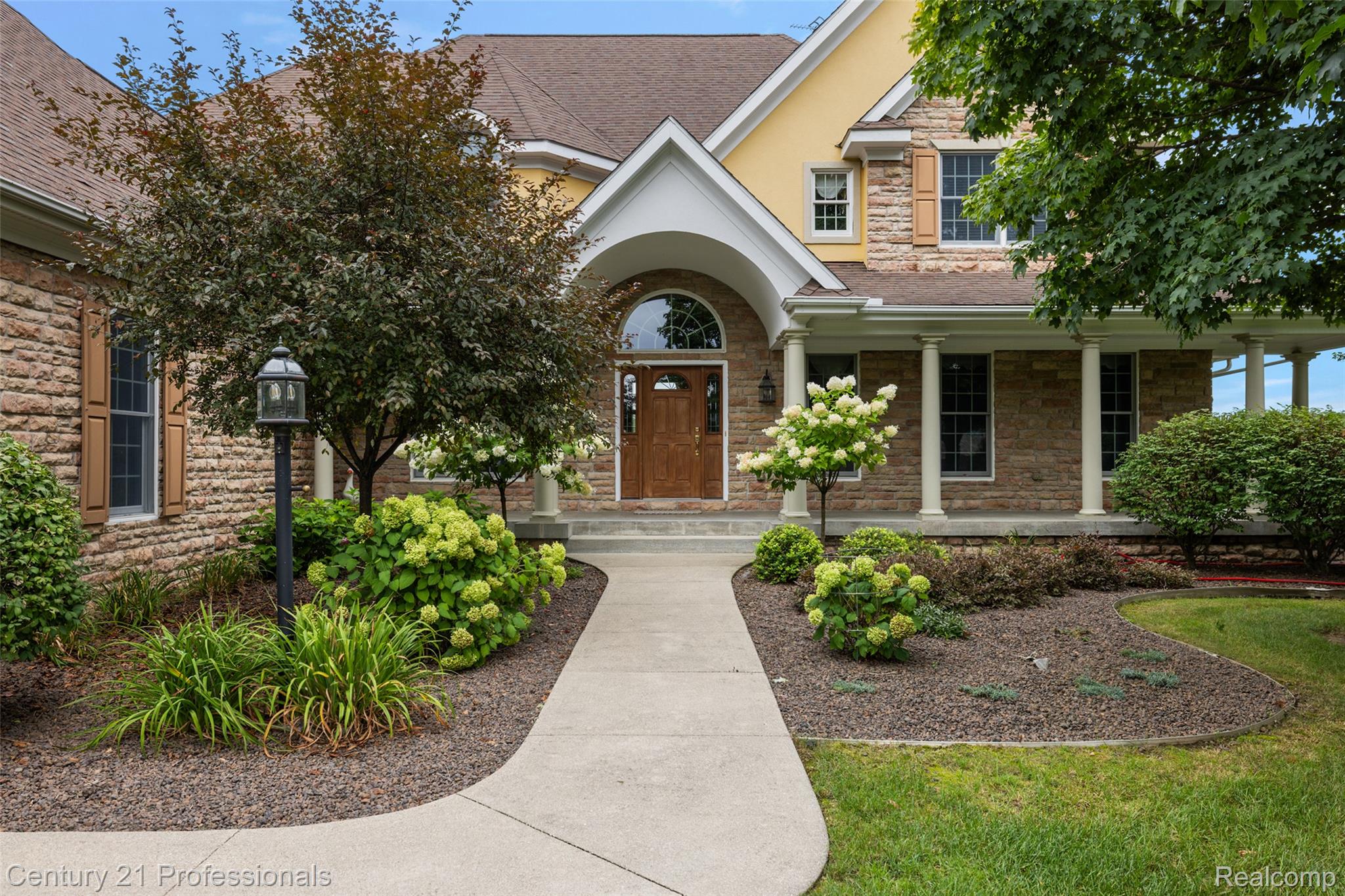 GrandBlanc, Michigan, 48439, United States, 4 Bedrooms Bedrooms, ,5 BathroomsBathrooms,Residential,For Sale,1980457