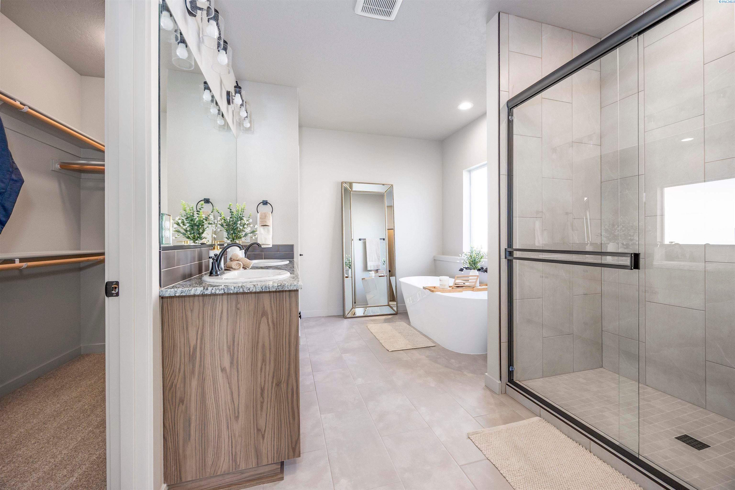 Richland, Washington, 99352, United States, 4 Bedrooms Bedrooms, ,3 BathroomsBathrooms,Residential,For Sale,1980389