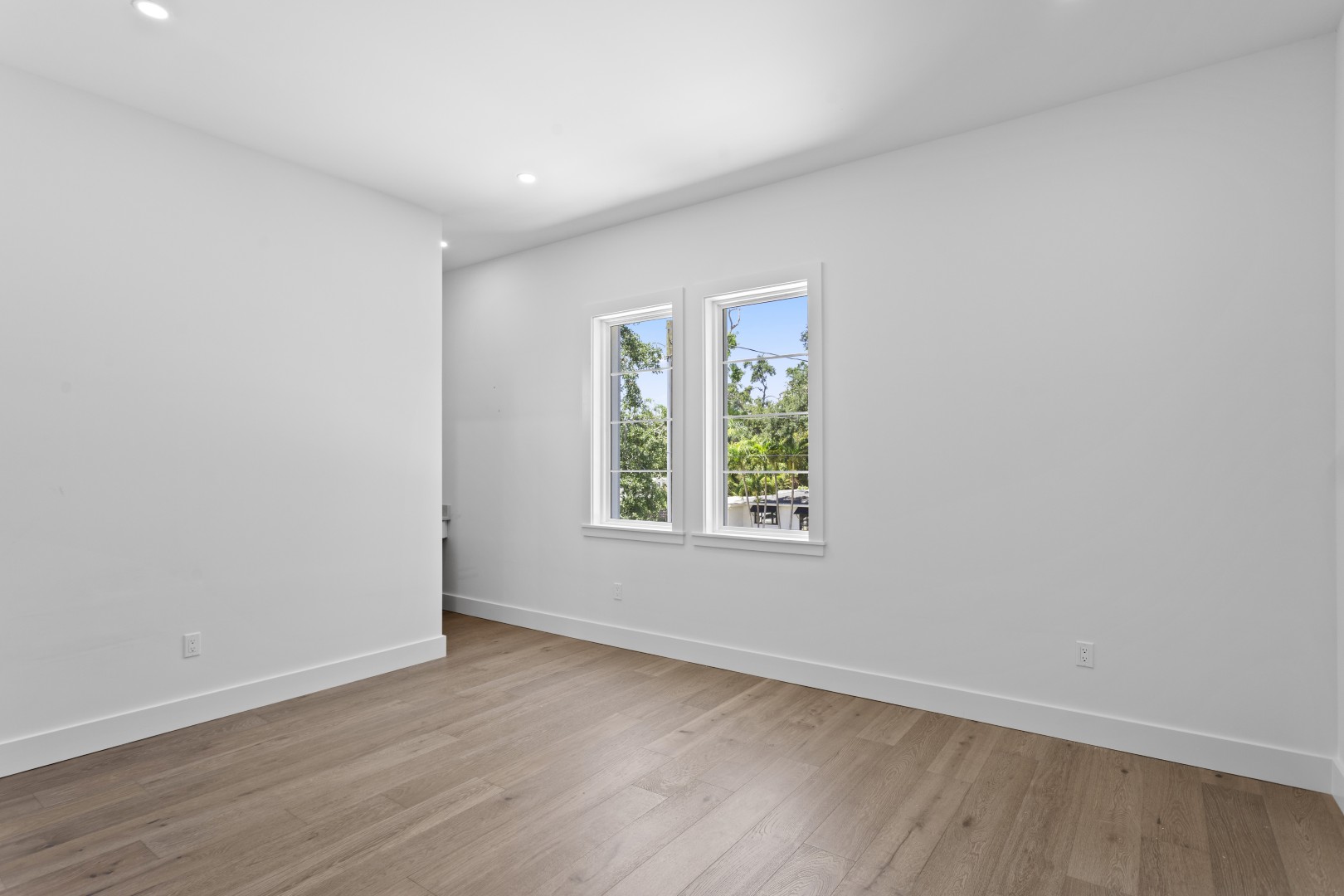 Tampa, Florida, 33611, United States, 6 Bedrooms Bedrooms, ,6 BathroomsBathrooms,Residential,For Sale,1981634