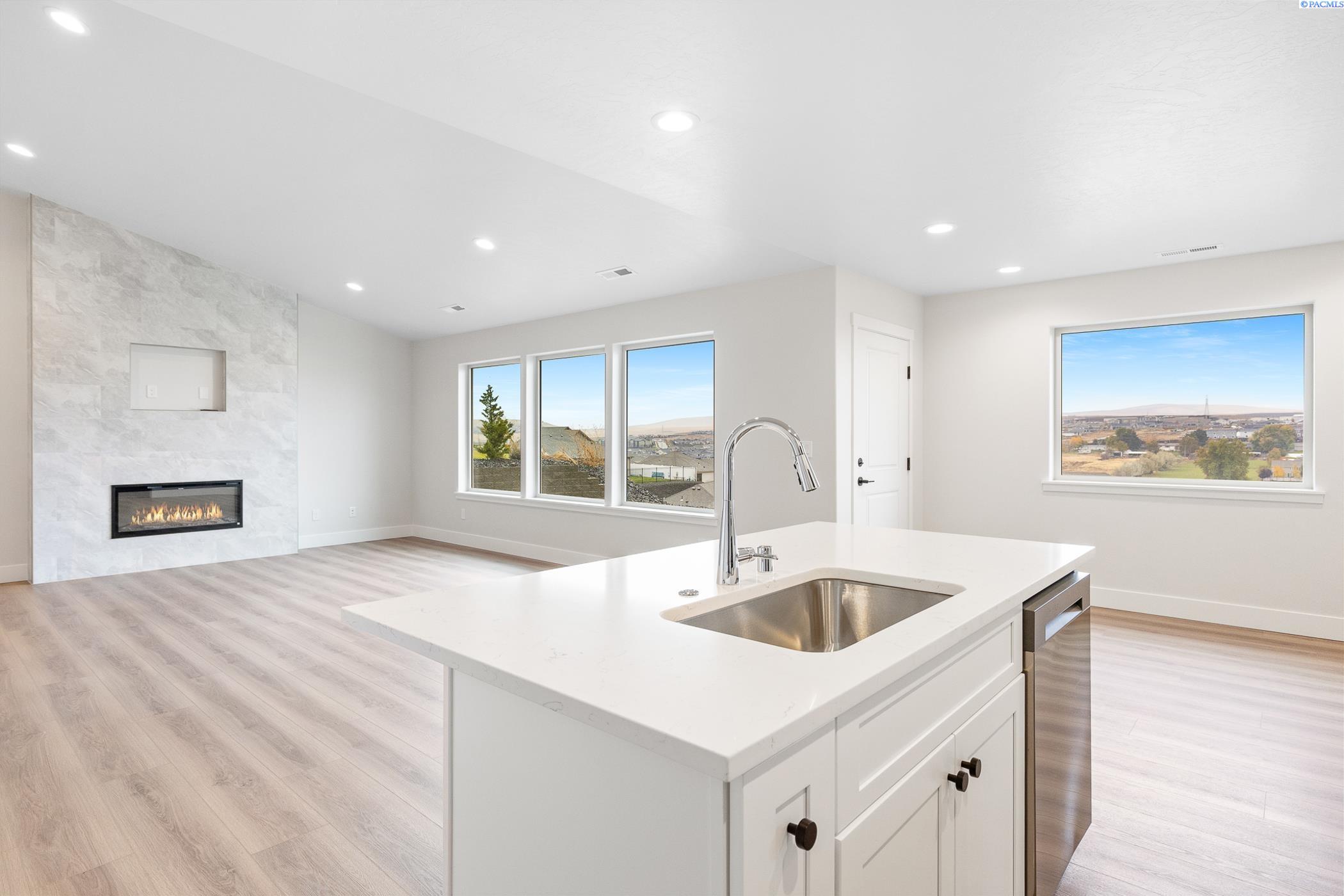 Kennewick, Washington, 99338, United States, 4 Bedrooms Bedrooms, ,1 BathroomBathrooms,Residential,For Sale,1988920