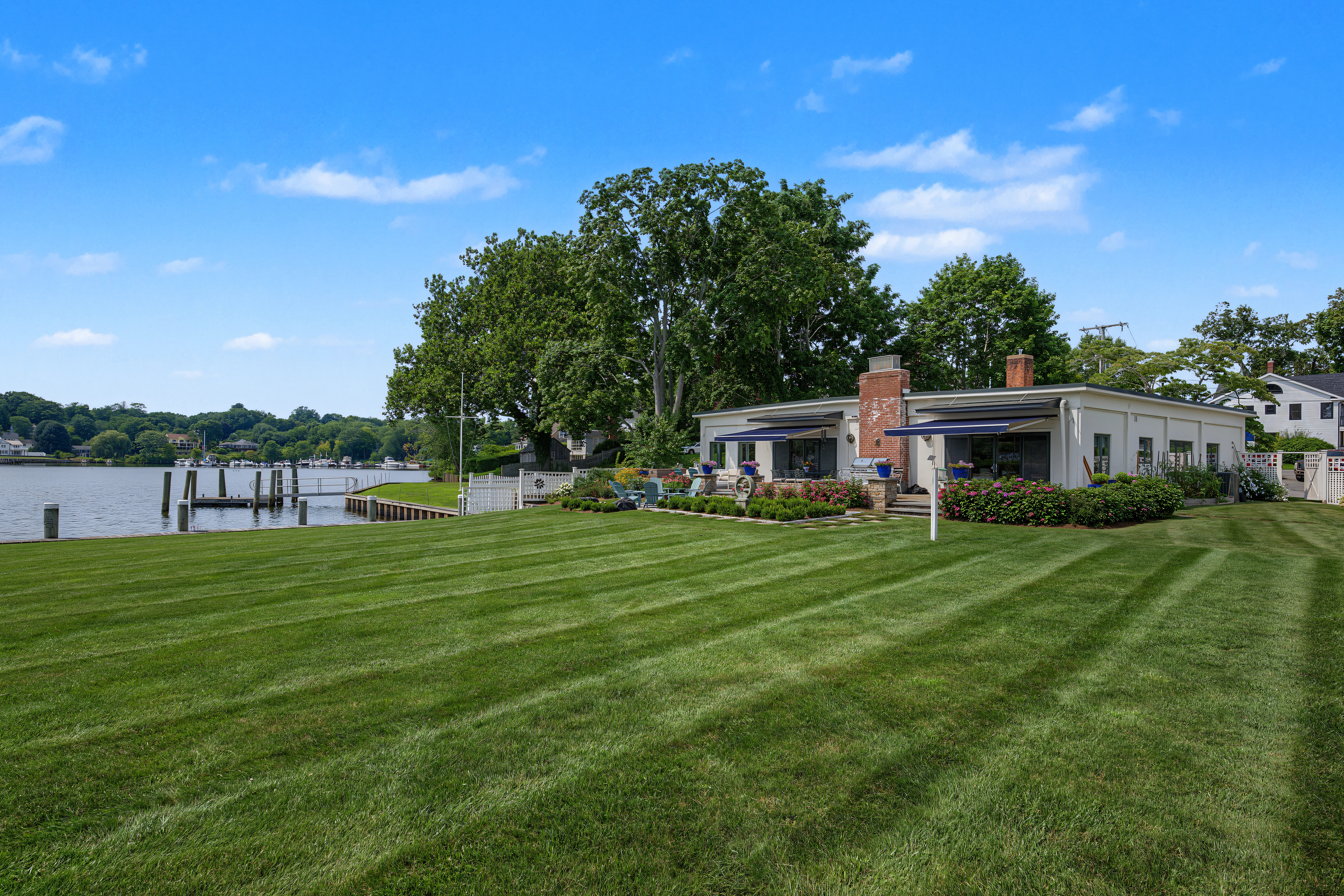 Essex Village Waterfront Offers One Level Living - 物件實景