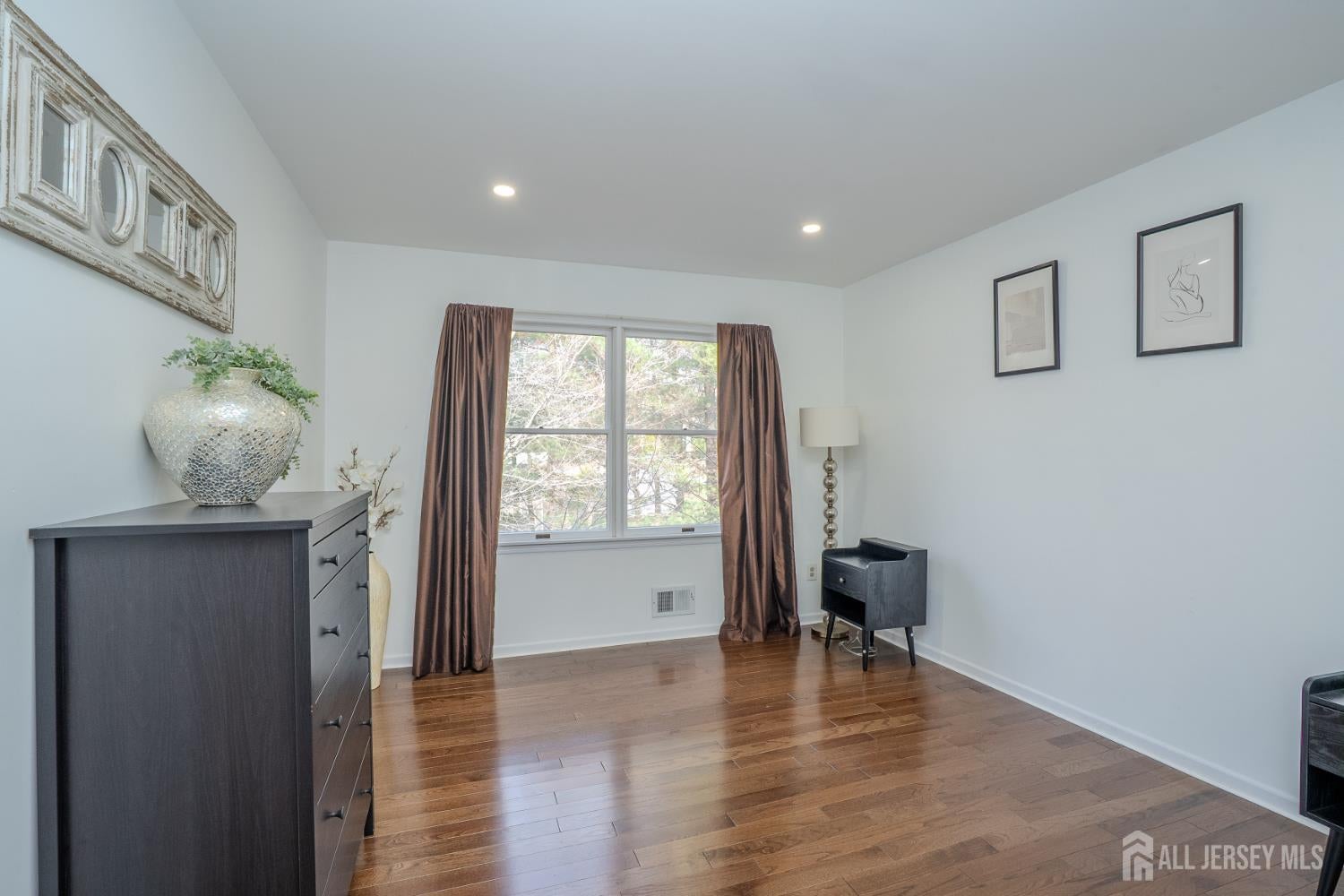 North Brunswick, New Jersey, 08902, United States, 5 Bedrooms Bedrooms, ,3 BathroomsBathrooms,Residential,For Sale,2002843