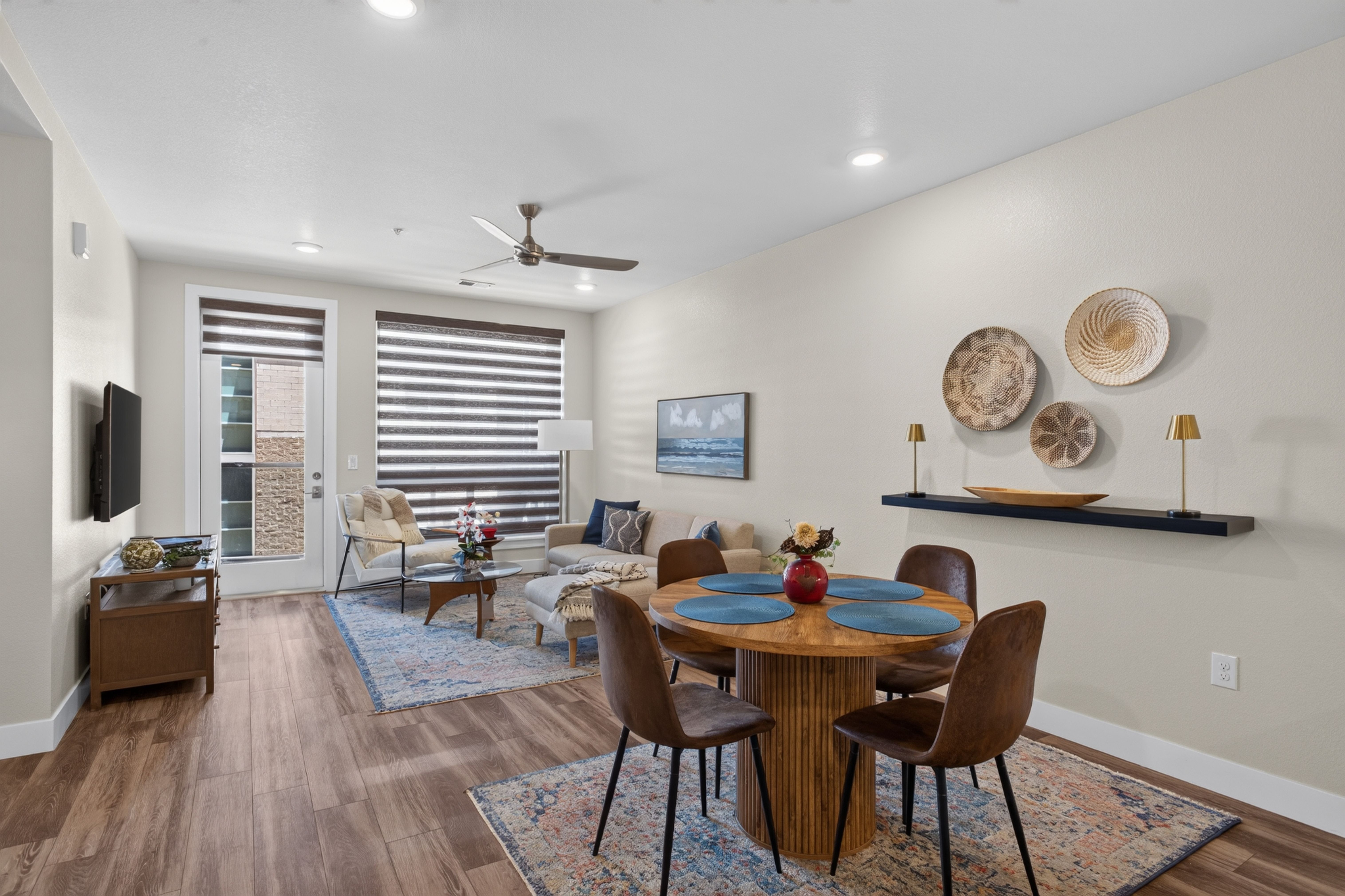 Beautiful unit with a private deck, overlooking Festival Park. - 物件實景