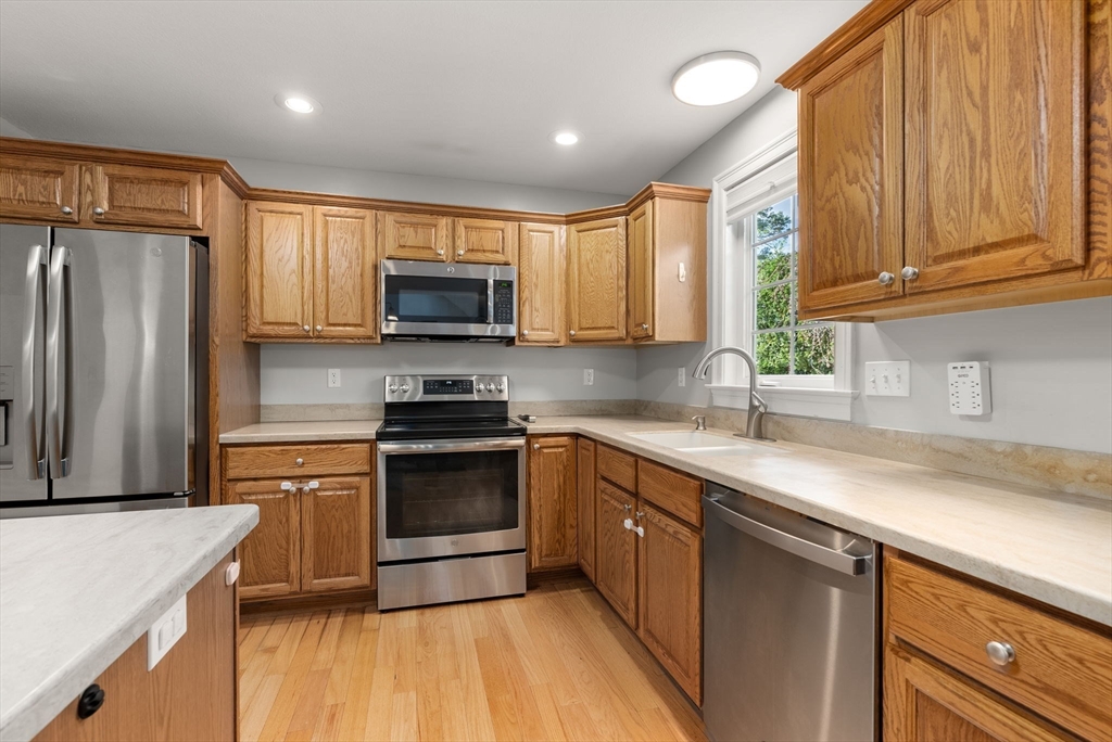 Ludlow, Massachusetts, 01056, United States, 3 Bedrooms Bedrooms, ,3 BathroomsBathrooms,Residential,For Sale,1942127