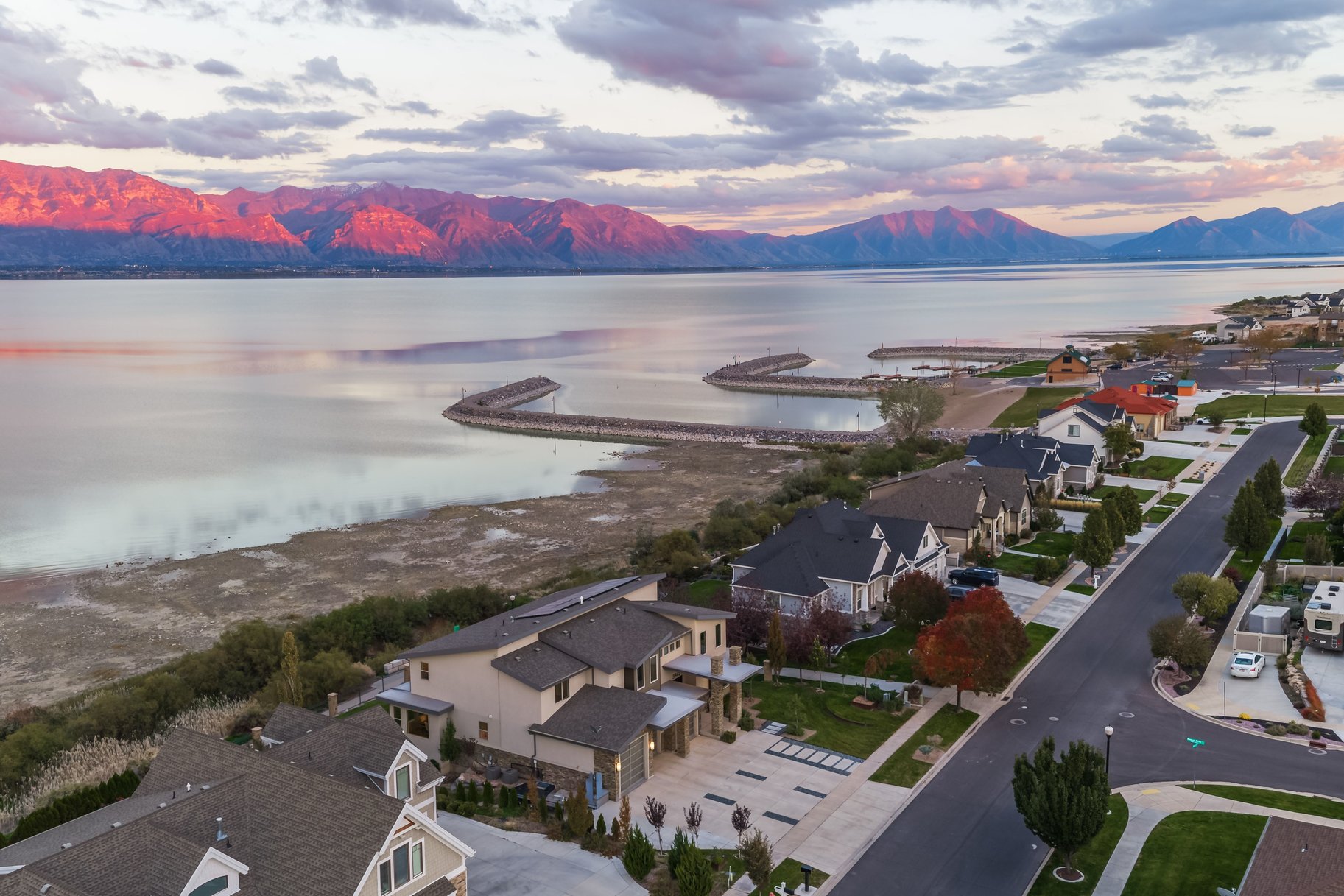  Modern Lakefront Retreat with Breathtaking Lake and Mountain Views - 物件實景