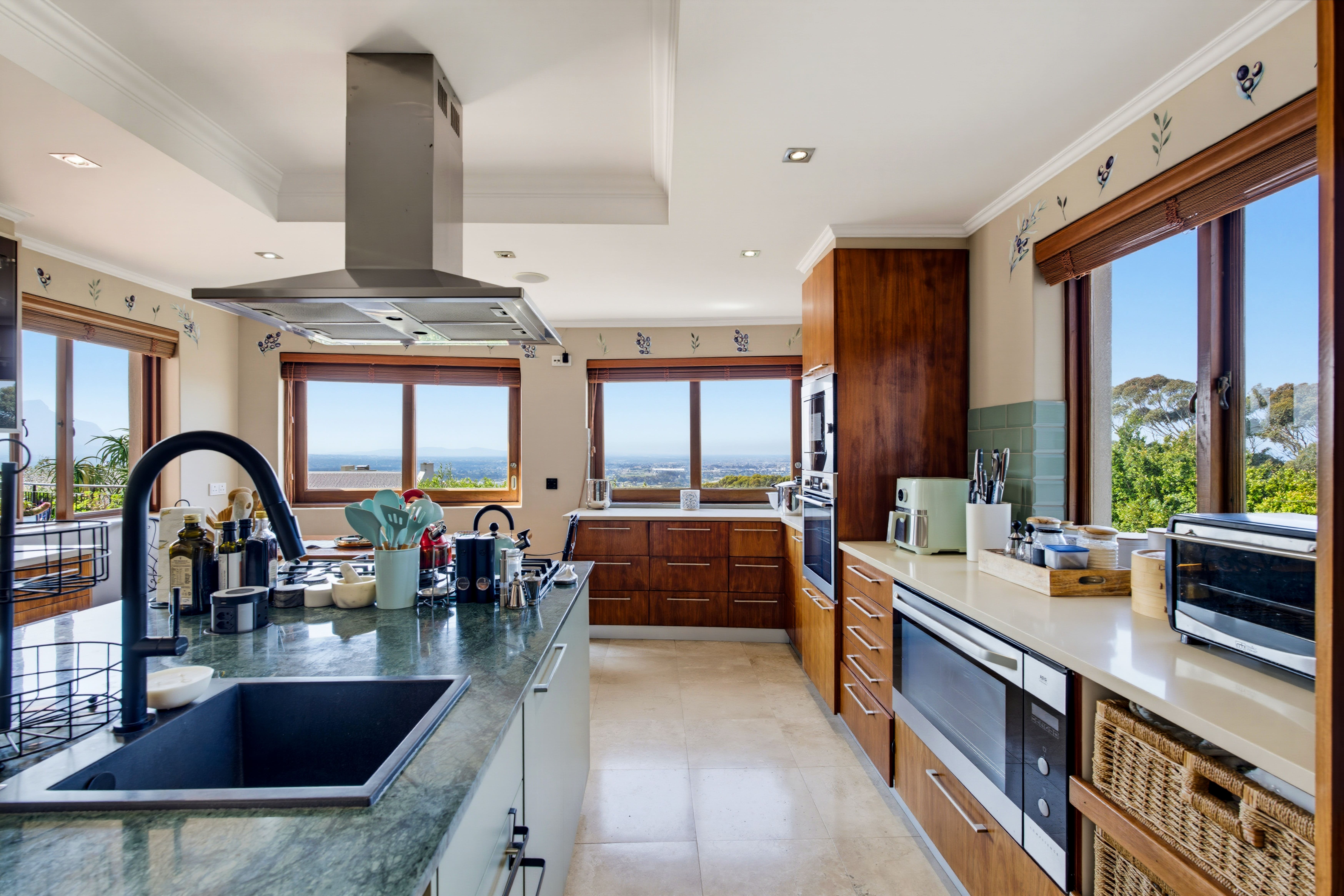  Elevated Family Living with Exceptional Mountain and Valley Views - 物件實景