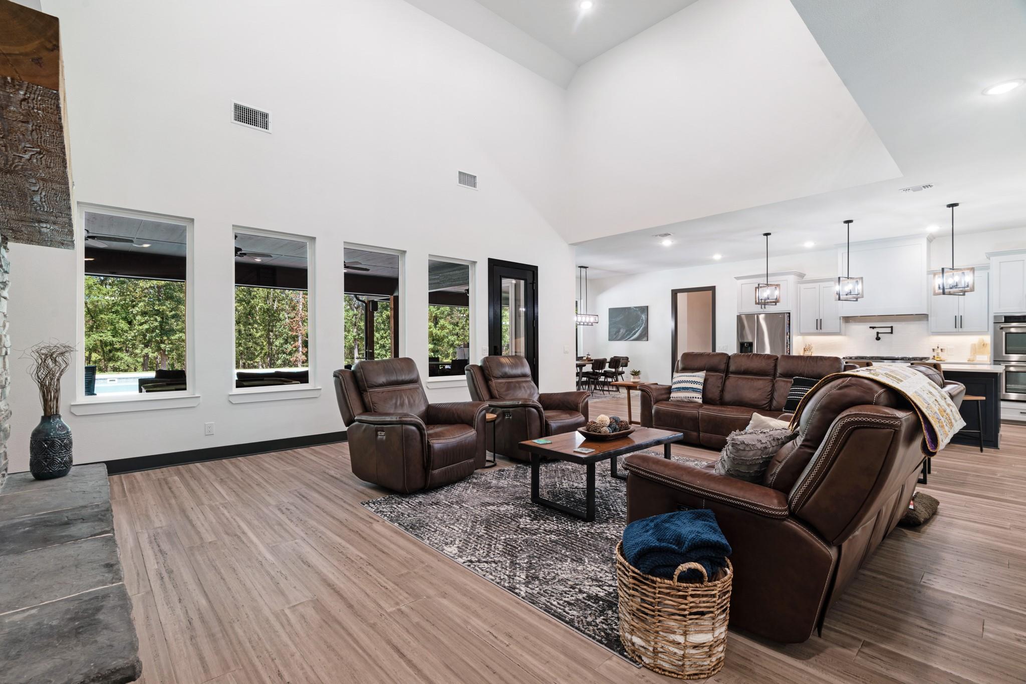 Paris, Texas, 75462, United States, 6 Bedrooms Bedrooms, ,5 BathroomsBathrooms,Residential,For Sale,1982546