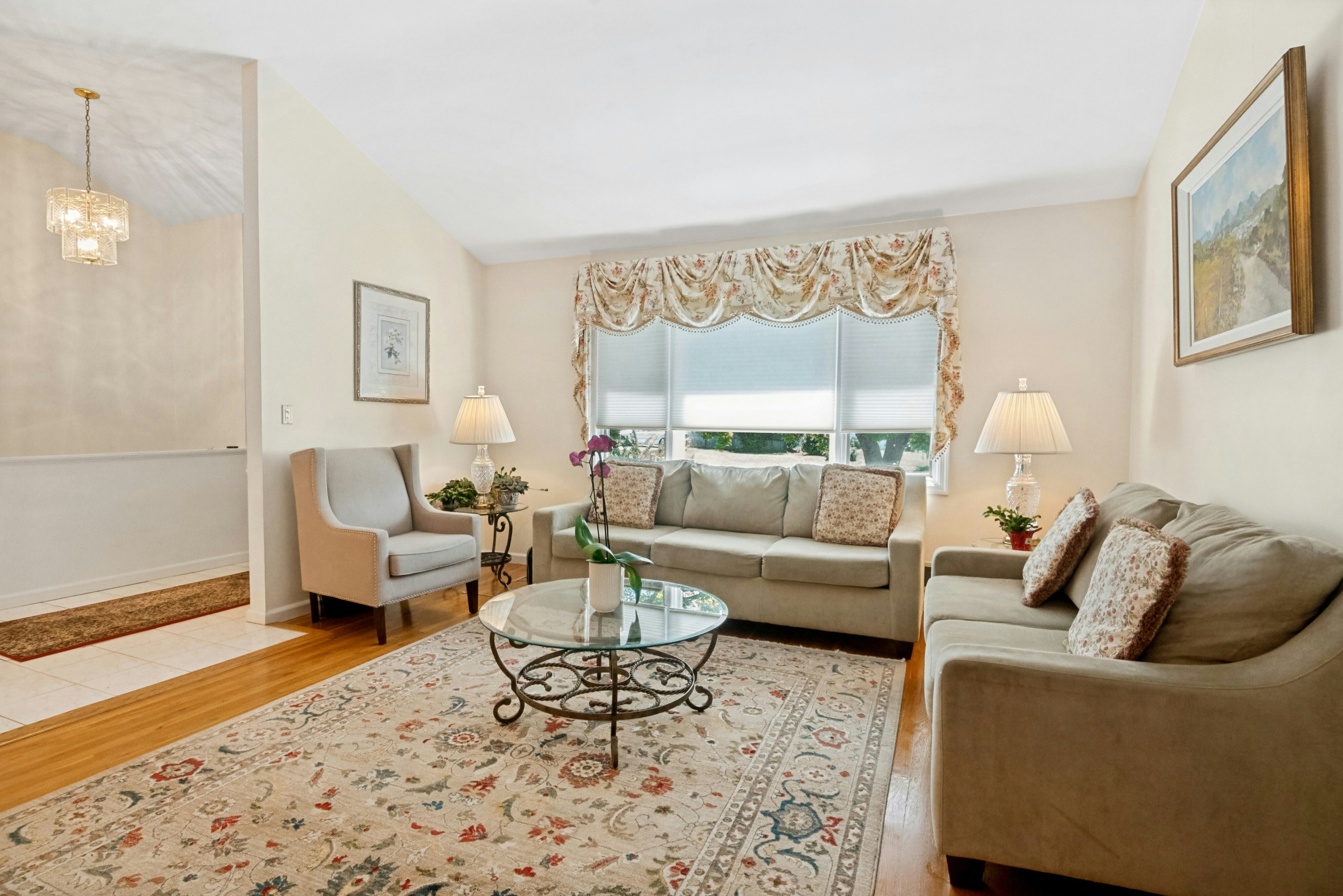  Charming three-bedroom, two bath ranch feels like home the moment you walk in - 物件實景