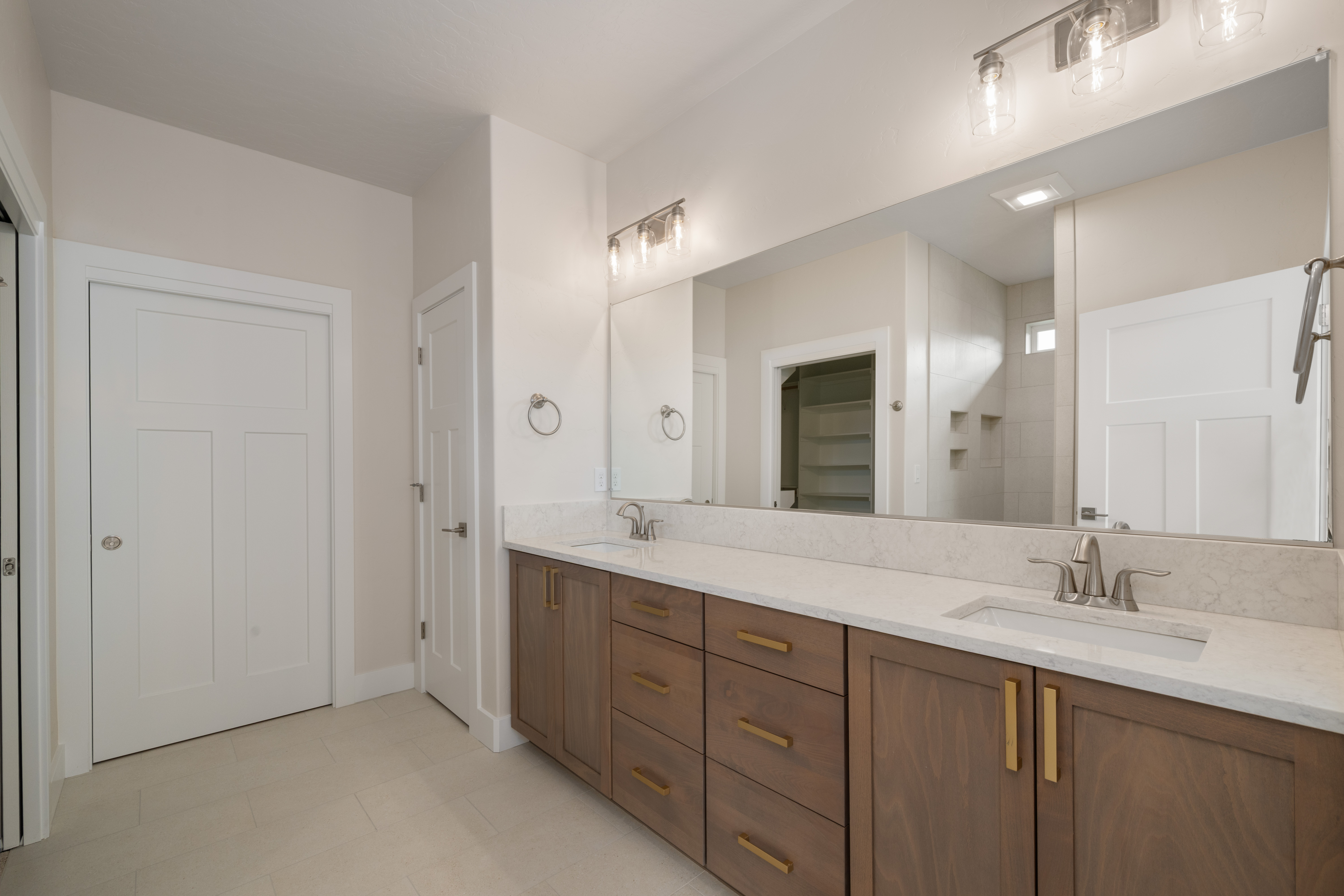  Apple Valley Gem with4 Beds and Custom Finishes - 物件實景