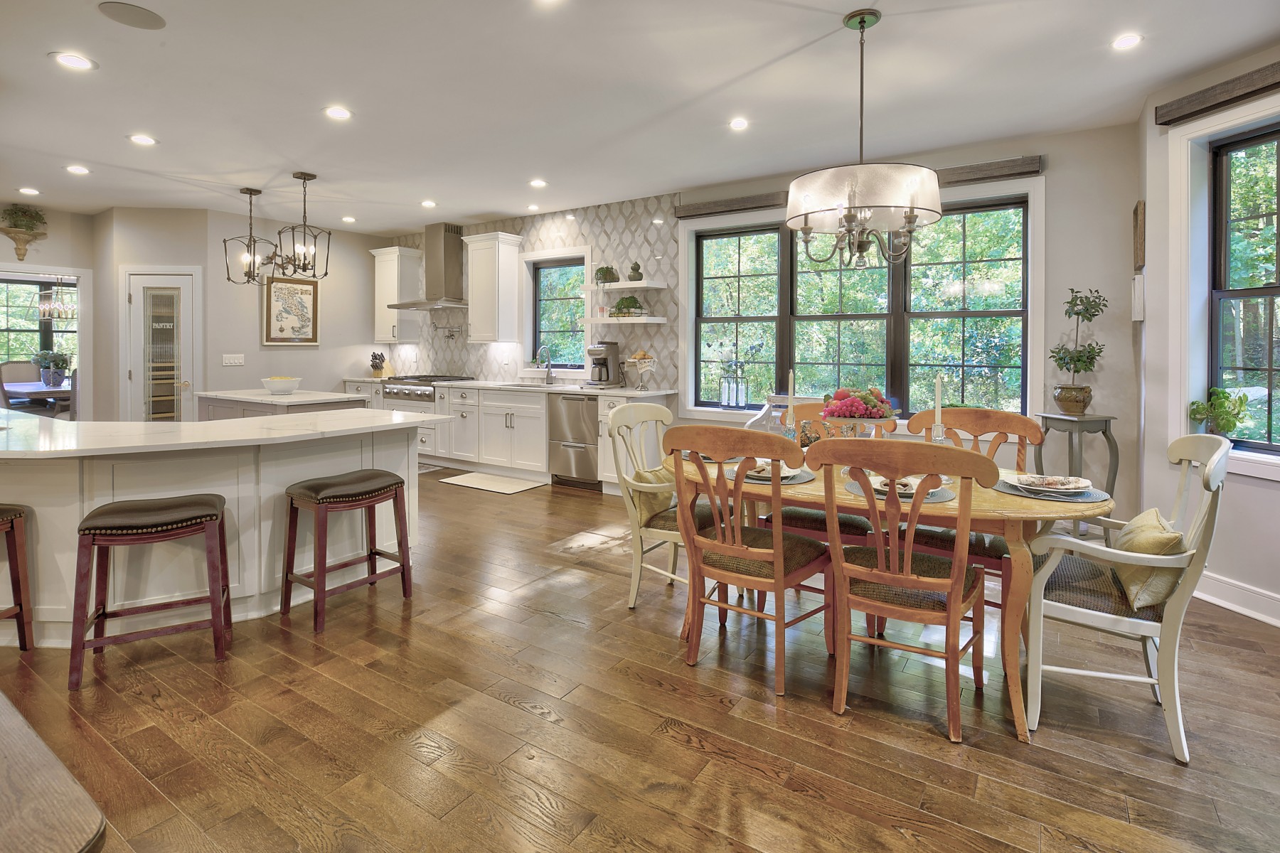  Custom Built Home Blends Classic Elegance with Modern Amenities - 物件實景