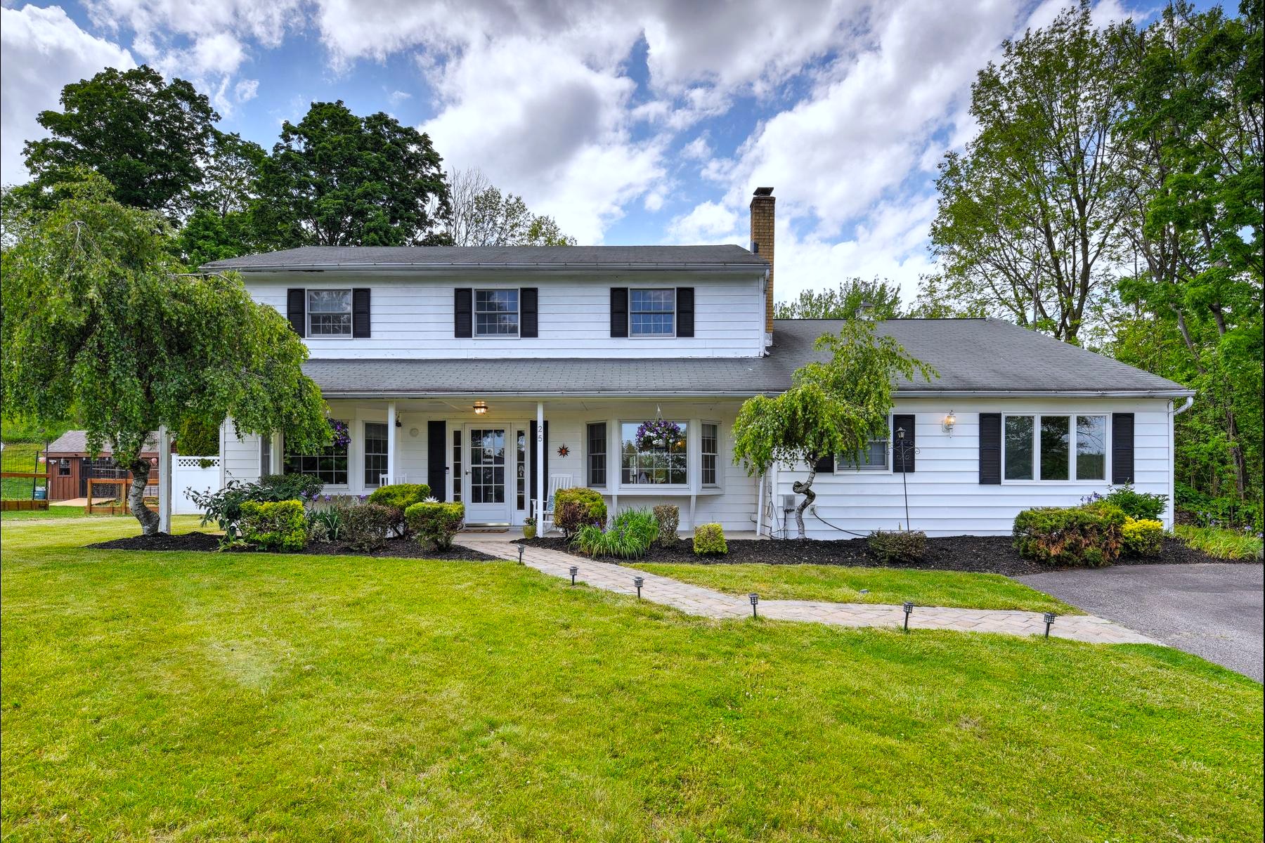  ?Glenwood? Neighborhood Colonial Offers Privacy and Flexibility - 物件實景