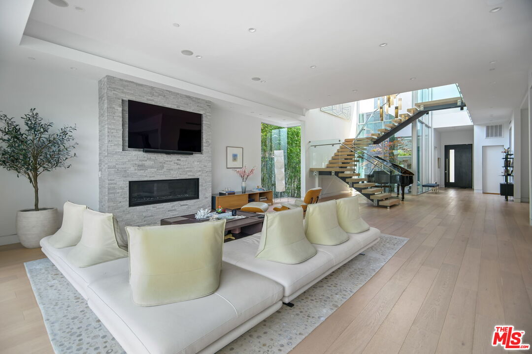 Los Angeles, California, 90046, United States, 5 Bedrooms Bedrooms, ,2 BathroomsBathrooms,Residential,For Sale,1829471