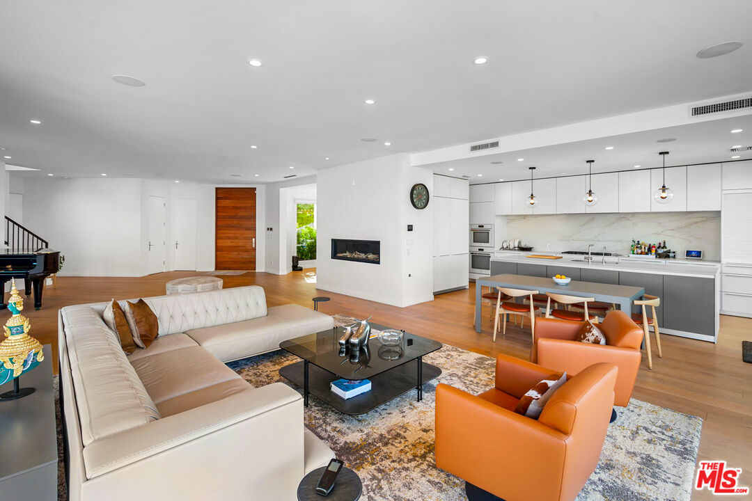 Los Angeles, California, 90046, United States, 5 Bedrooms Bedrooms, ,6 BathroomsBathrooms,Residential,For Sale,1897072
