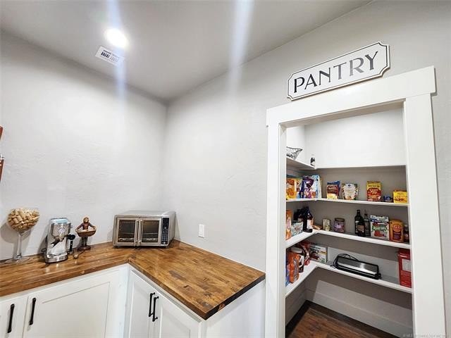 Tahlequah, Oklahoma, 74464, United States, 4 Bedrooms Bedrooms, ,4 BathroomsBathrooms,Residential,For Sale,1984008