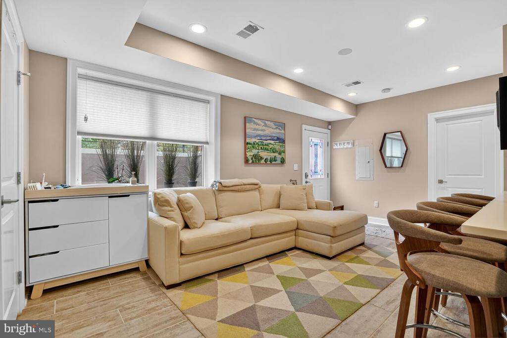 Washington, District of Columbia, 20002, United States, 2 Bedrooms Bedrooms, ,2 BathroomsBathrooms,Residential,For Sale,1994271