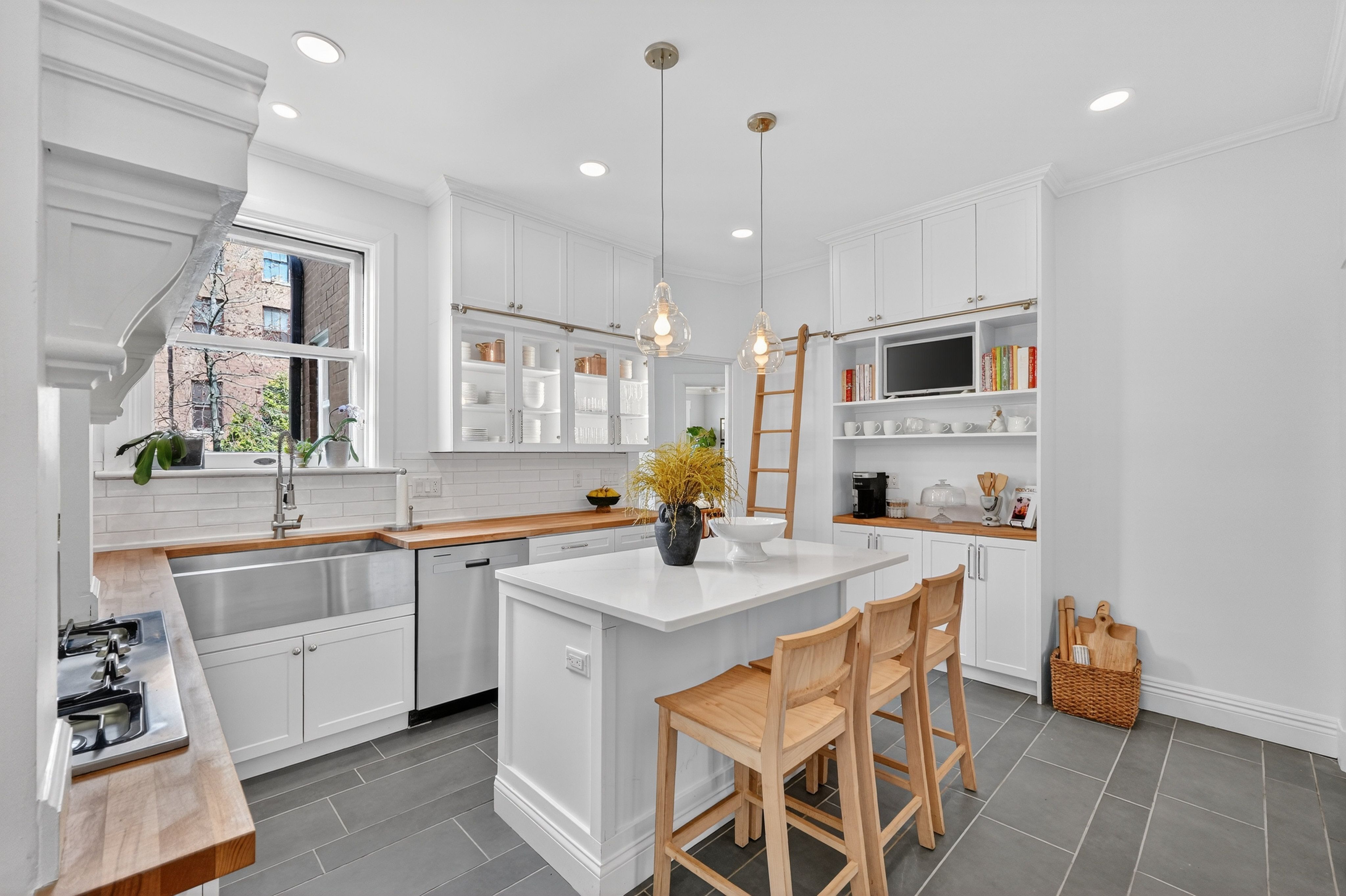  Timeless Elegance in Parkview Place