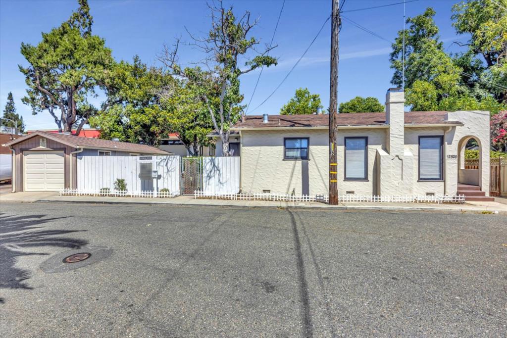 Hayward, California, 94541, United States, 2 Bedrooms Bedrooms, ,1 BathroomBathrooms,Residential,For Sale,1976609