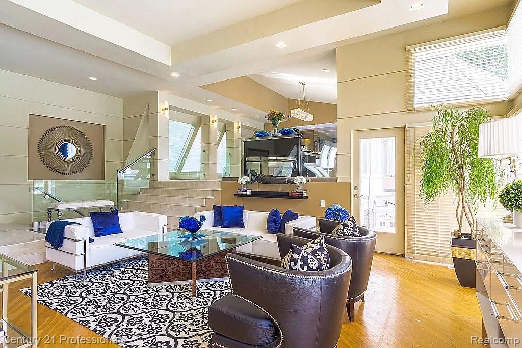 OrchardLake, Michigan, 48323, United States, 5 Bedrooms Bedrooms, ,5 BathroomsBathrooms,Residential,For Sale,1980200