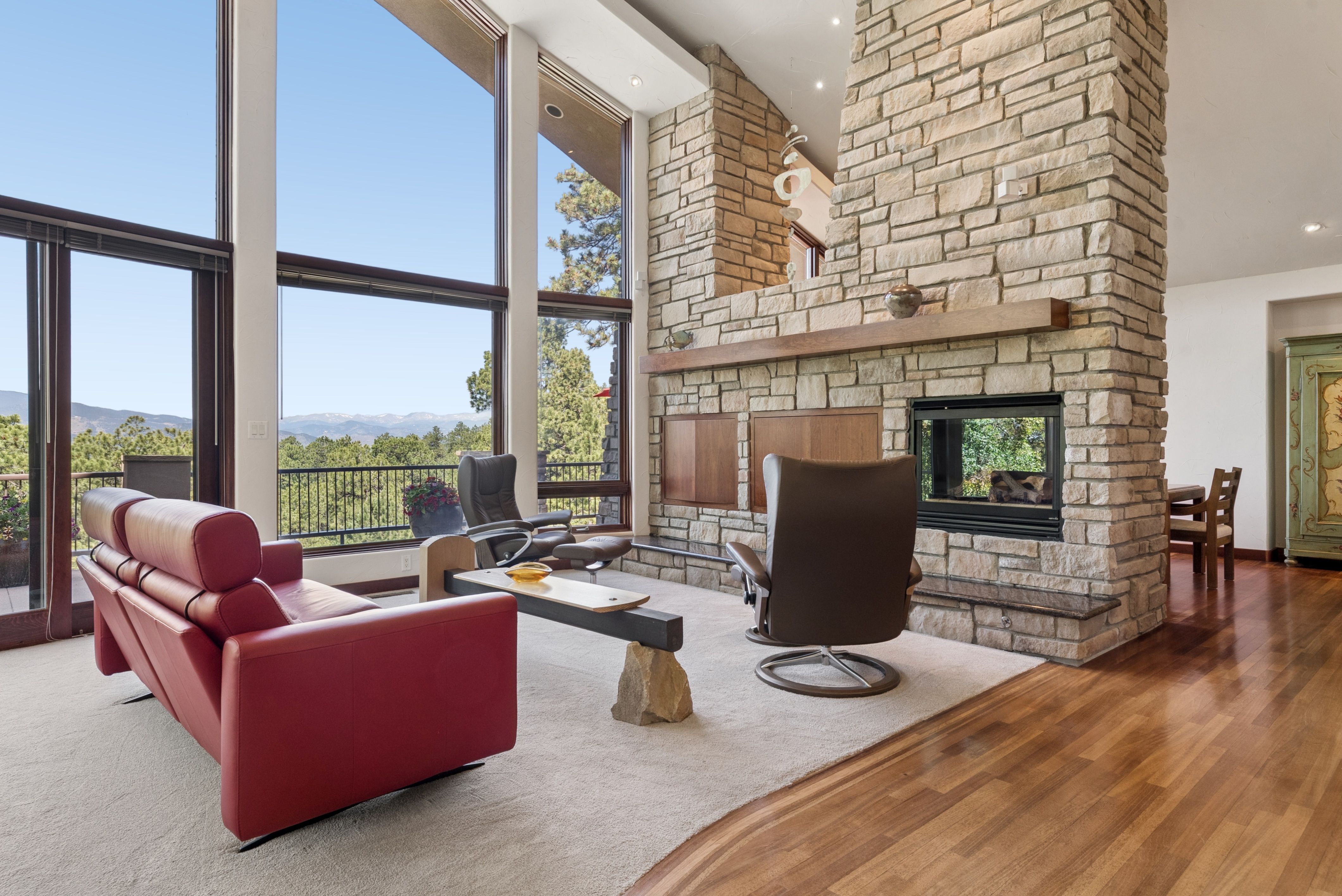  Custom Built on Over Five Acres - 物件實景