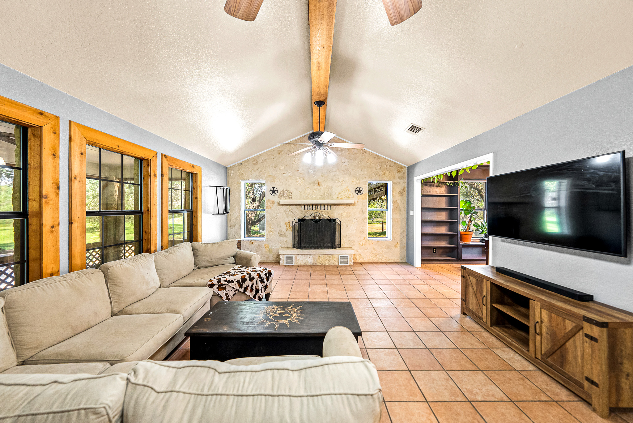  Private 10-Acre Horse Property in Lytle - 物件實景