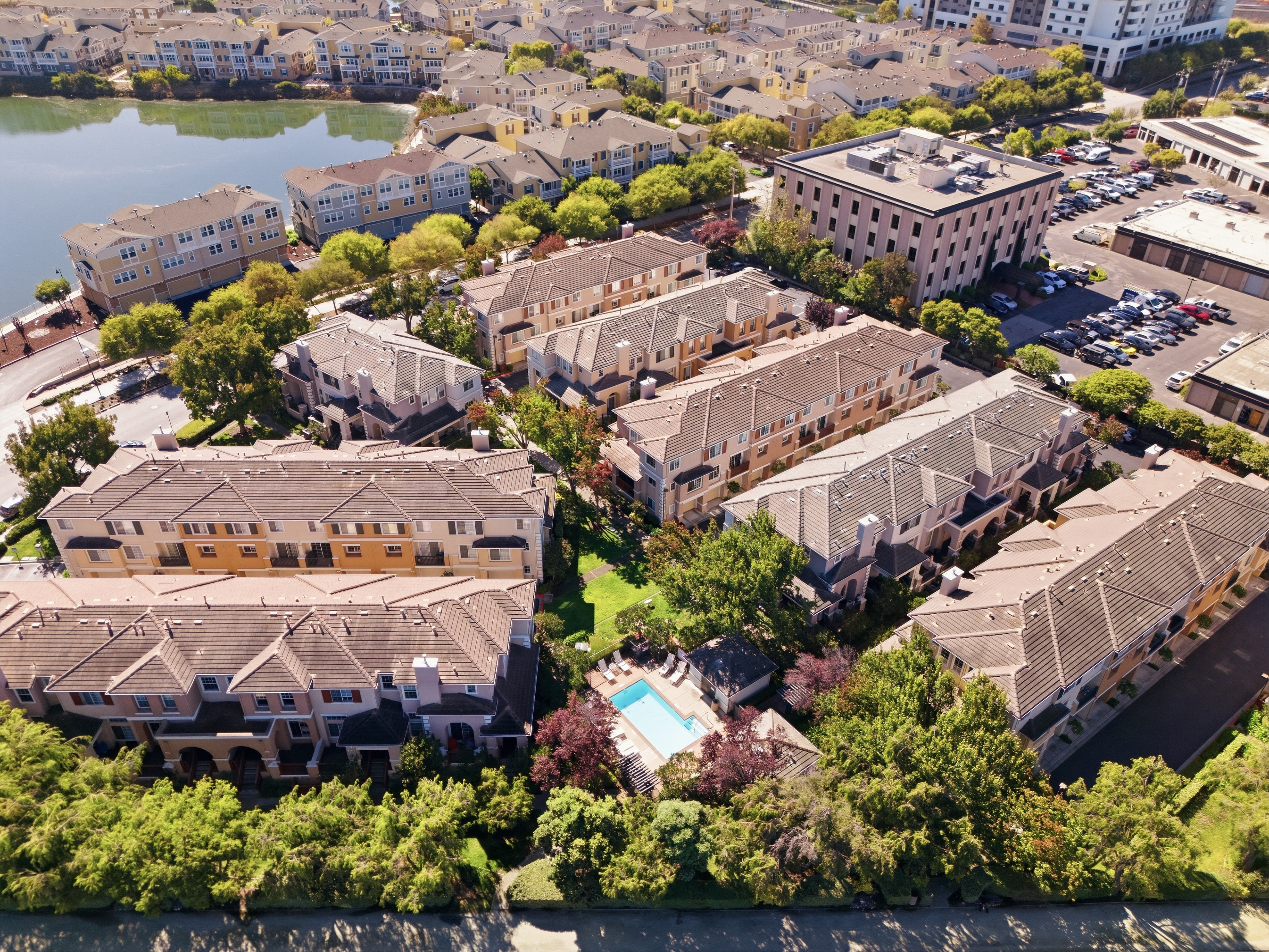  Beautifully Updated End-Unit with Reserve Views - 物件實景