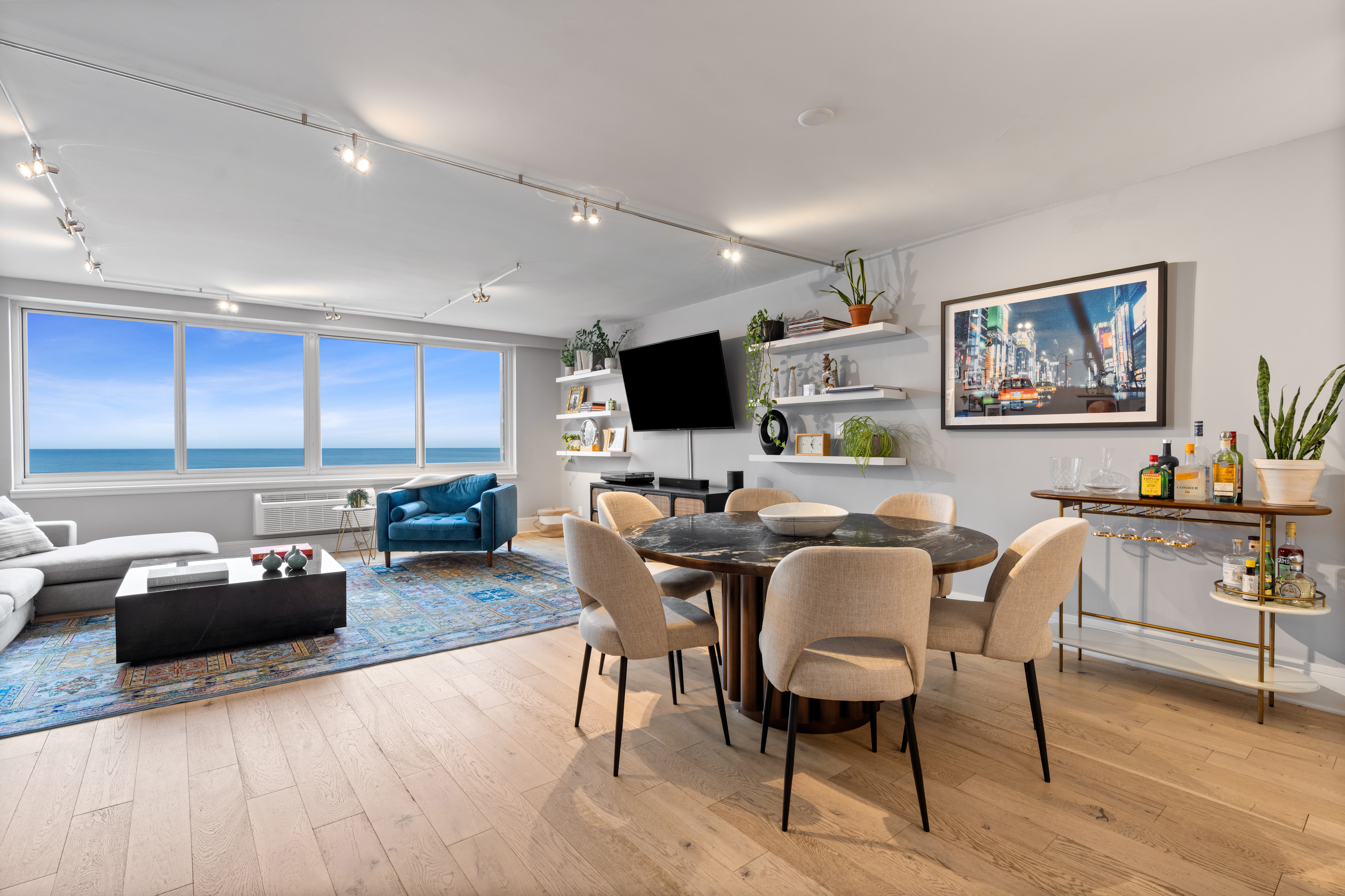  Enjoy Turnkey Lakefront Living in a Well-Established Gold Coast Building - 物件實景