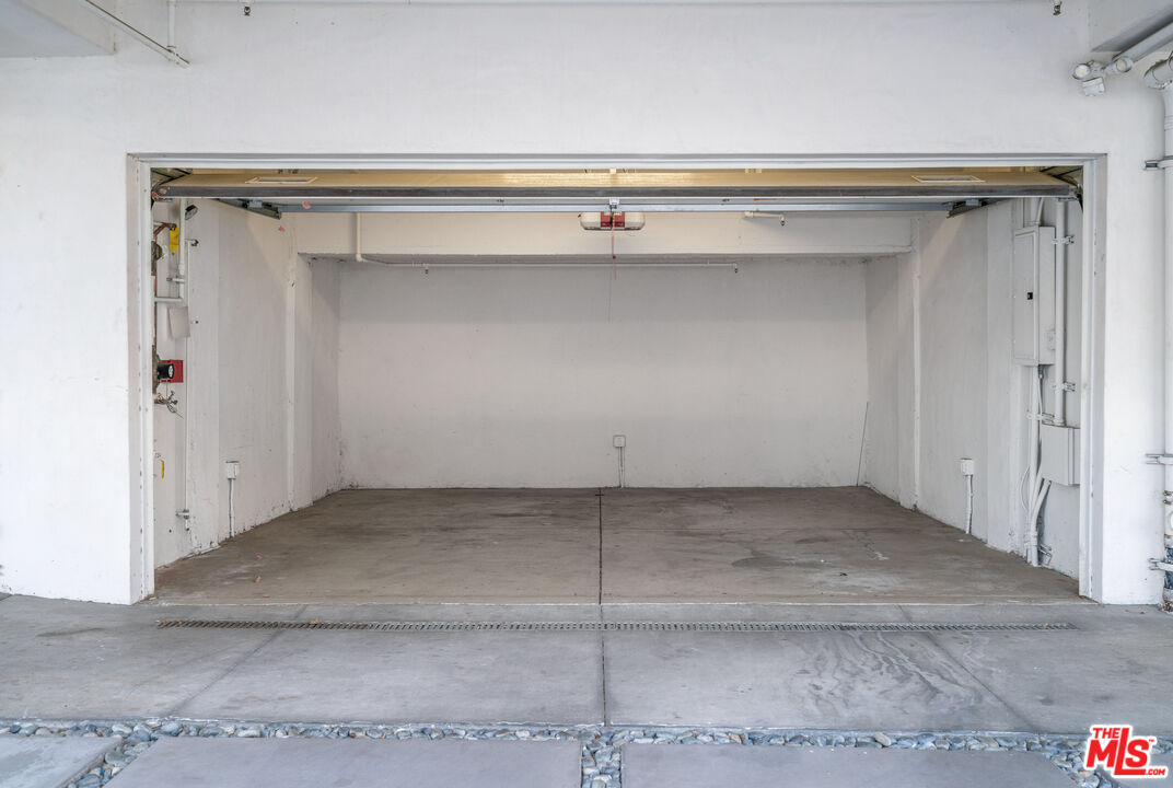 Los Angeles, California, 90046, United States, 3 Bedrooms Bedrooms, ,3 BathroomsBathrooms,Residential,For Sale,1827071