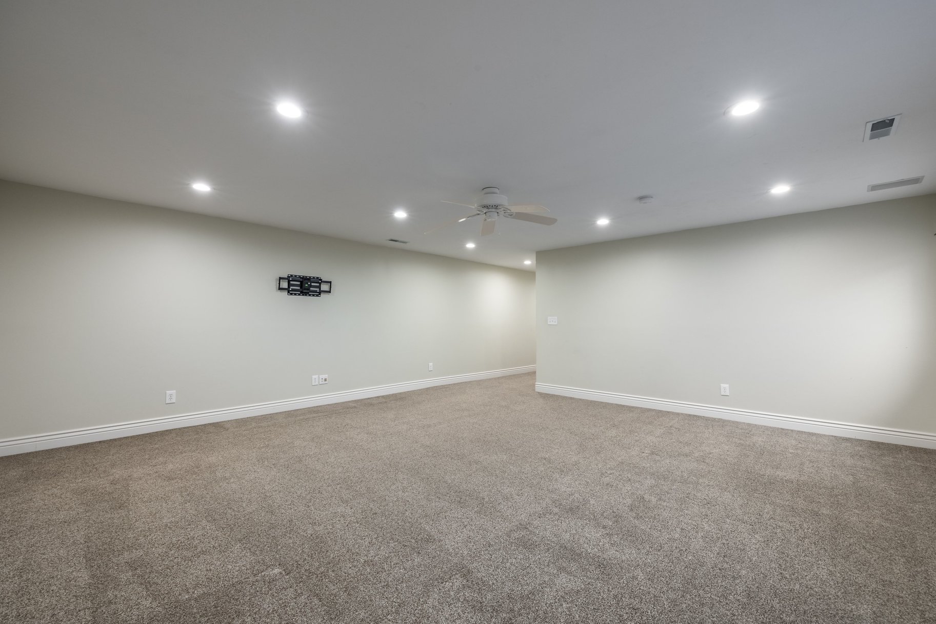  Riverton Corner-Lot Home: 7 Beds, Main-Floor Bedroom, 3-Car Garage & RV Parking - 物件實景