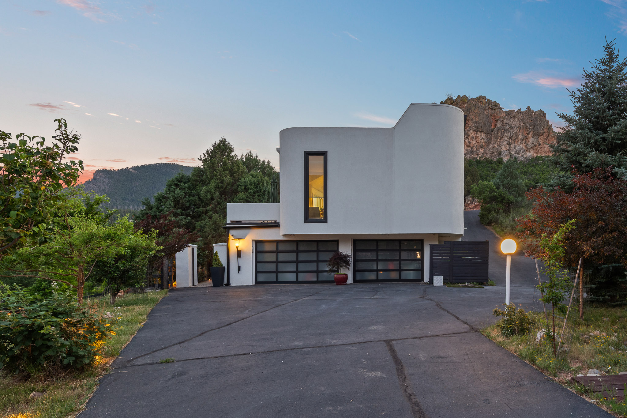  Set against the red rocks of Perry Park with a bold white stucco exterior - 物件實景