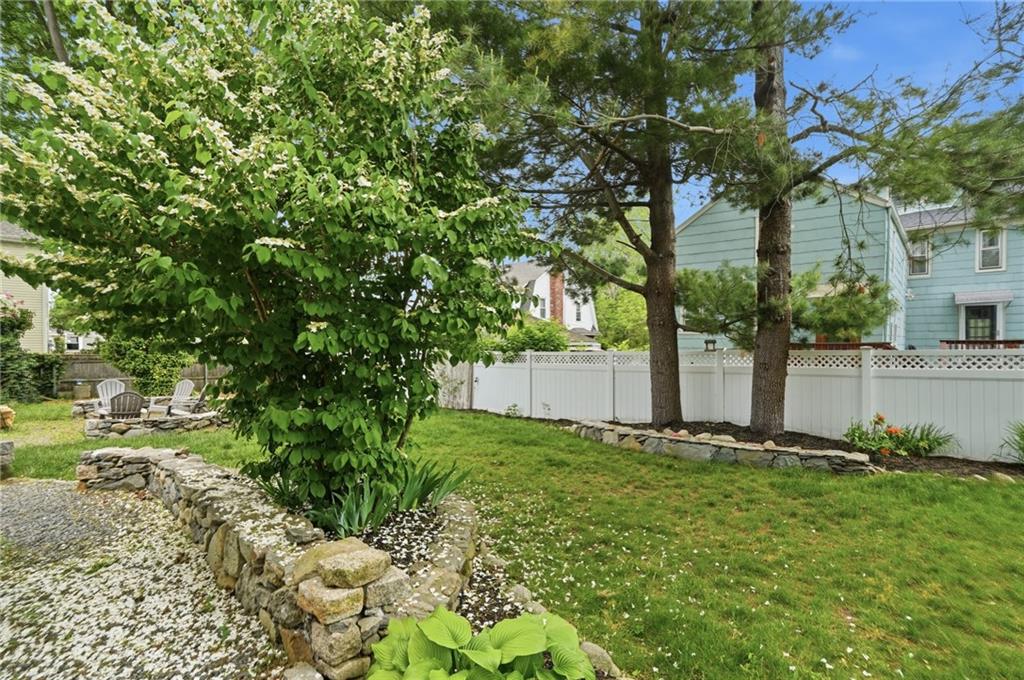 Warren, Rhode Island, 02885, United States, 2 Bedrooms Bedrooms, ,3 BathroomsBathrooms,Residential,For Sale,2048130