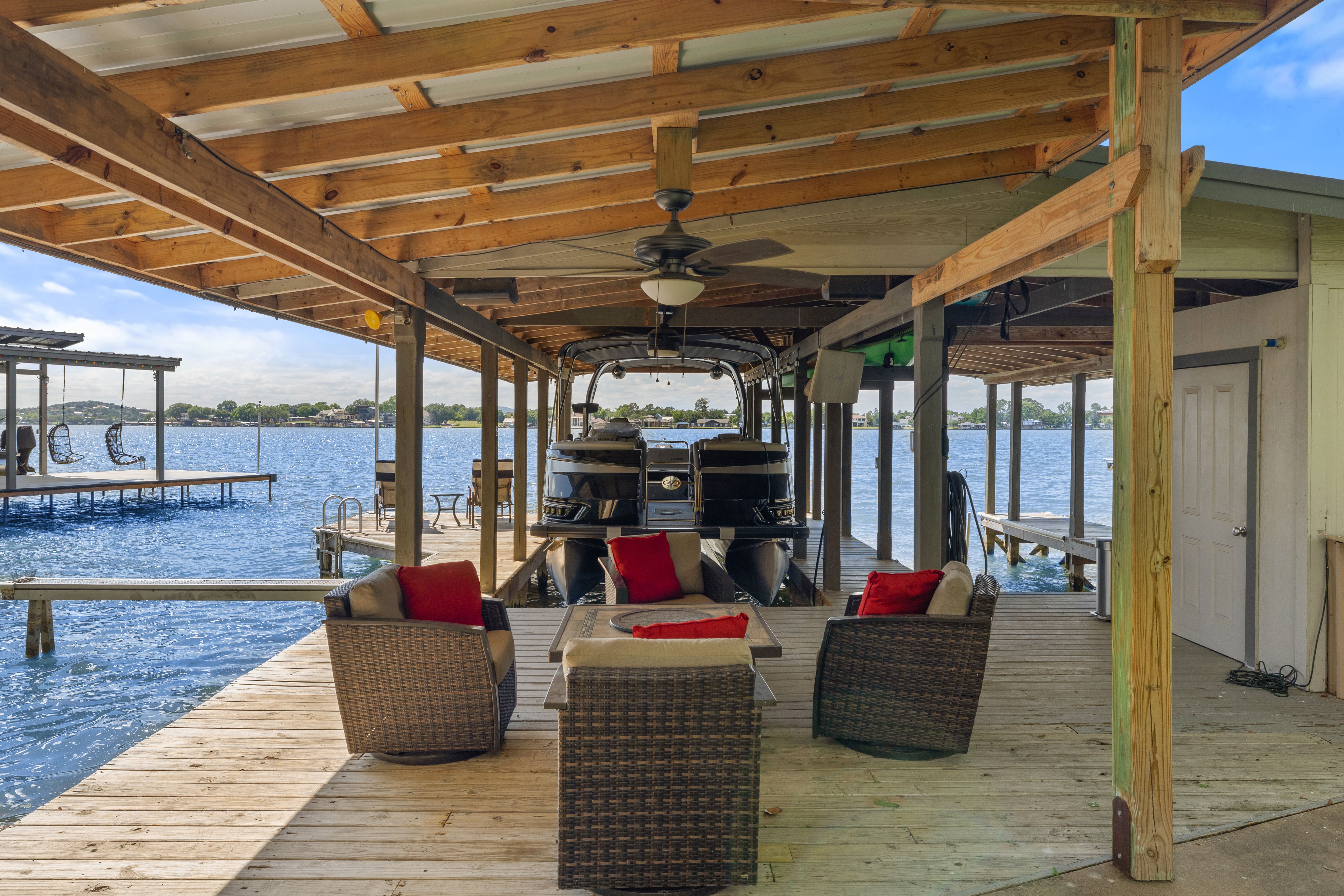  402 S. Shorewood Dr on Lake LBJ - 物件實景