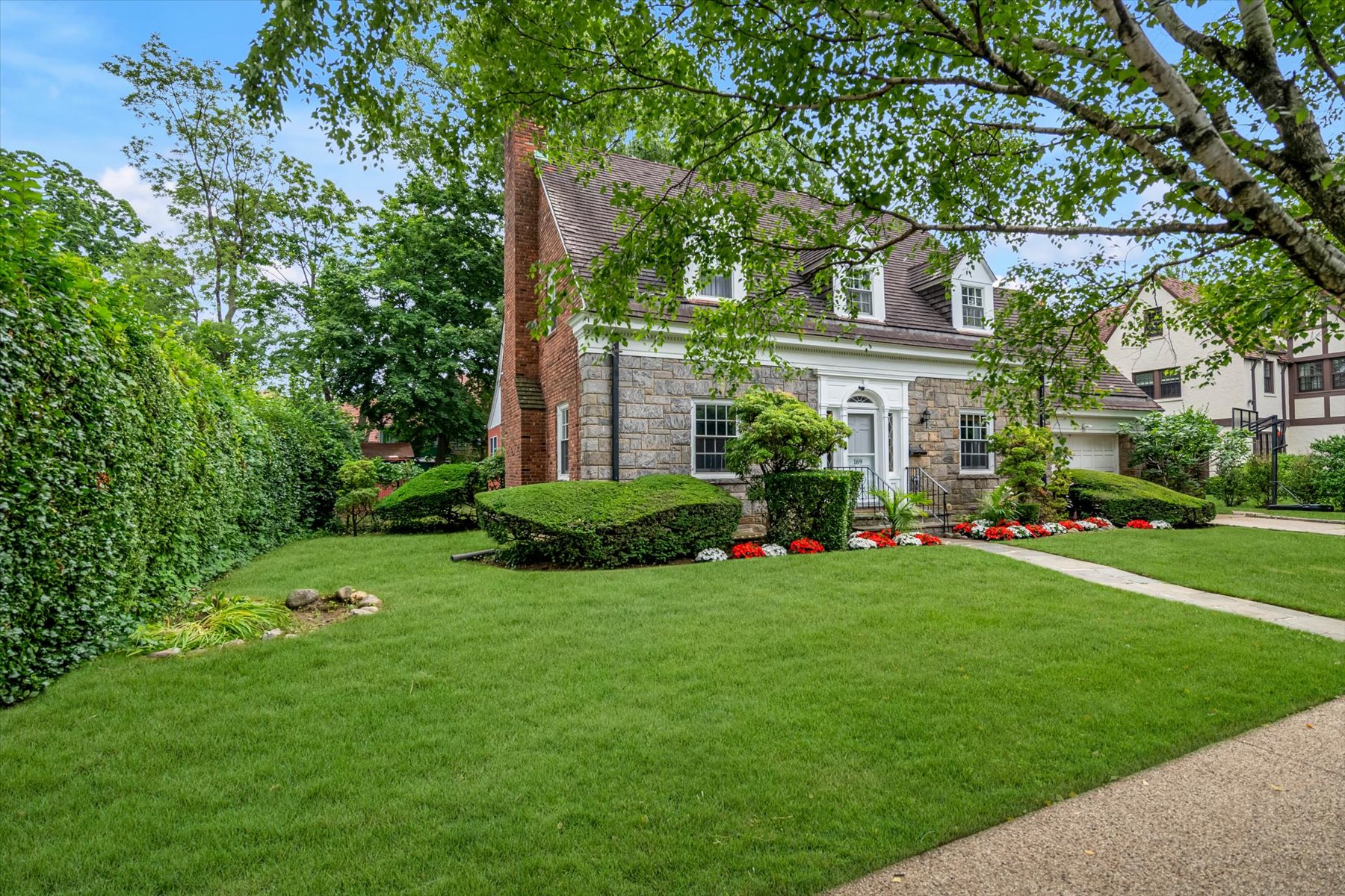  “DETACHED BRICK AND STONE HOME IN FOREST HILLS GARDENS? - 物件實景