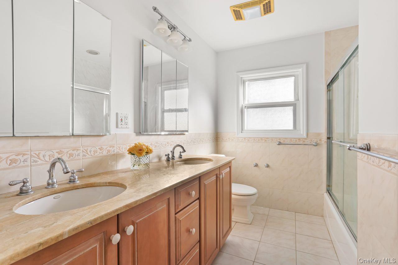 Yonkers, New York, 10710, United States, 4 Bedrooms Bedrooms, ,2 BathroomsBathrooms,Residential,For Sale,1991098