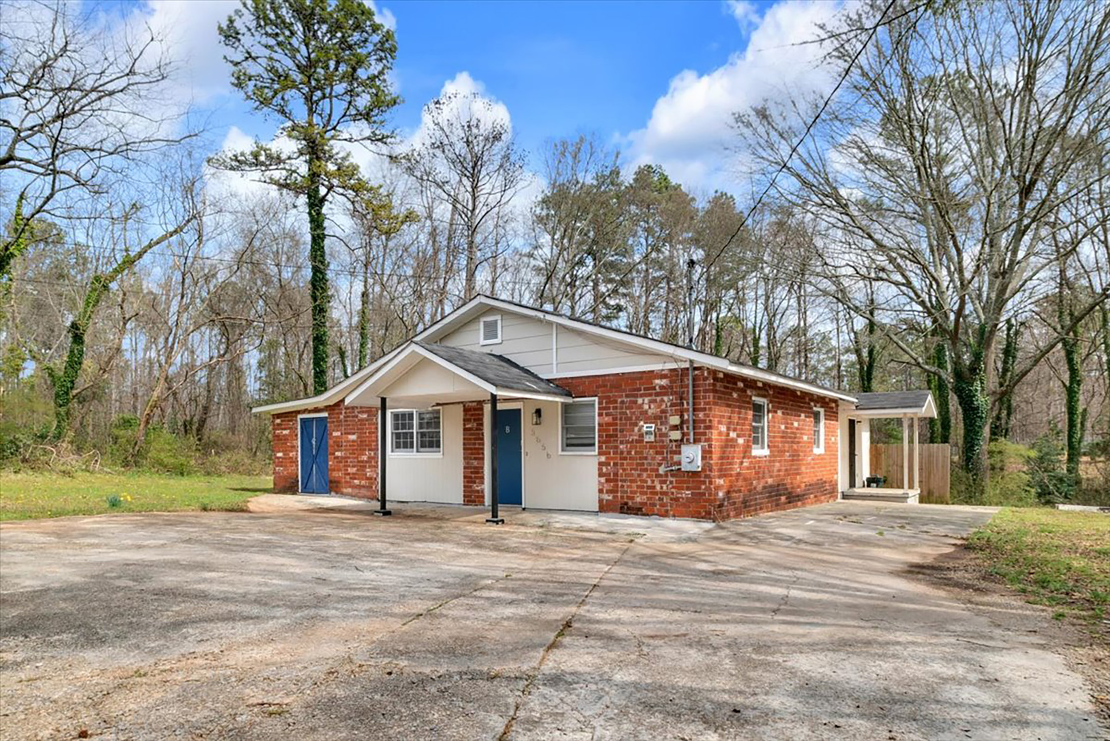  Exceptional Property Offers Two Homes, Detached Garage and Nearly Three Acres - 物件實景