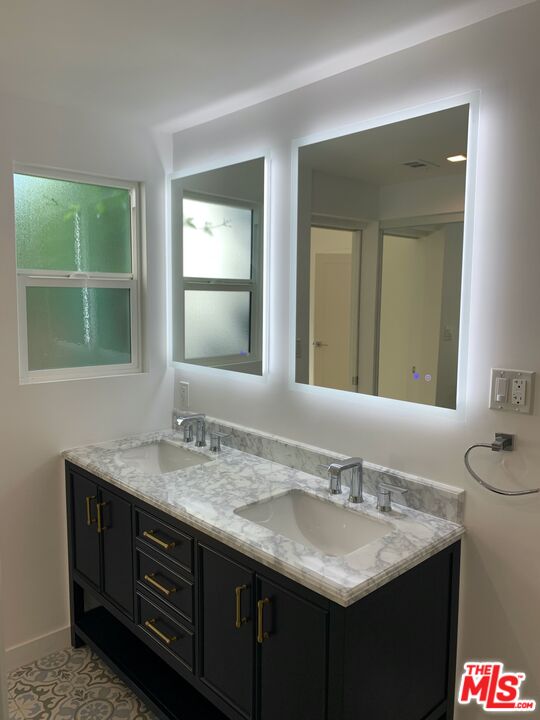 Los Angeles, California, 90016, United States, 10 Bedrooms Bedrooms, ,Residential,For Sale,1939338