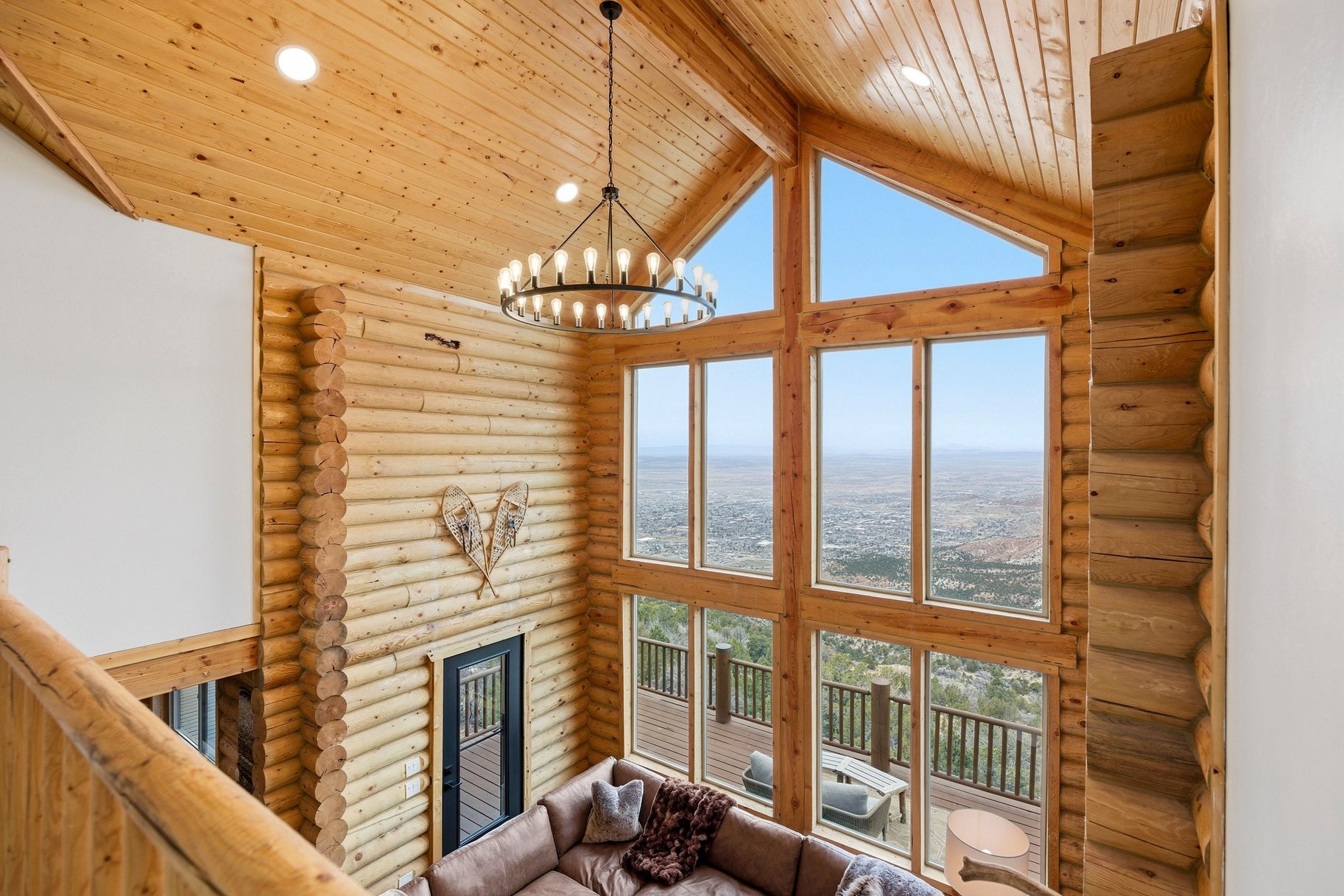  Renovated Log Cabin in Cedar Highlands with Wraparound Deck & Mountain Views - 物件實景