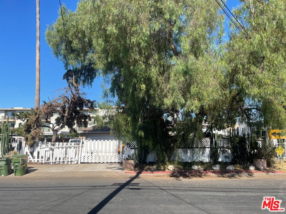 Van Nuys, California, 91411, United States, 2 Bedrooms Bedrooms, ,2 BathroomsBathrooms,Residential,For Sale,1903696