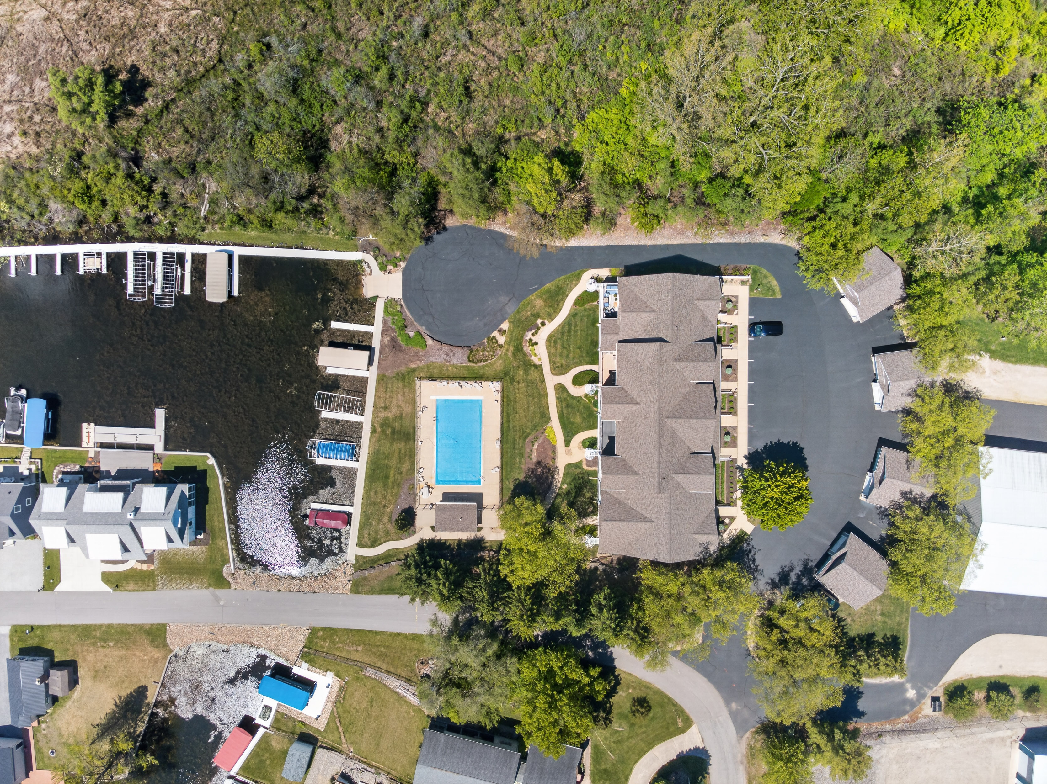  Luxury Lake Living in This 4 Bedroom Condo - 物件實景