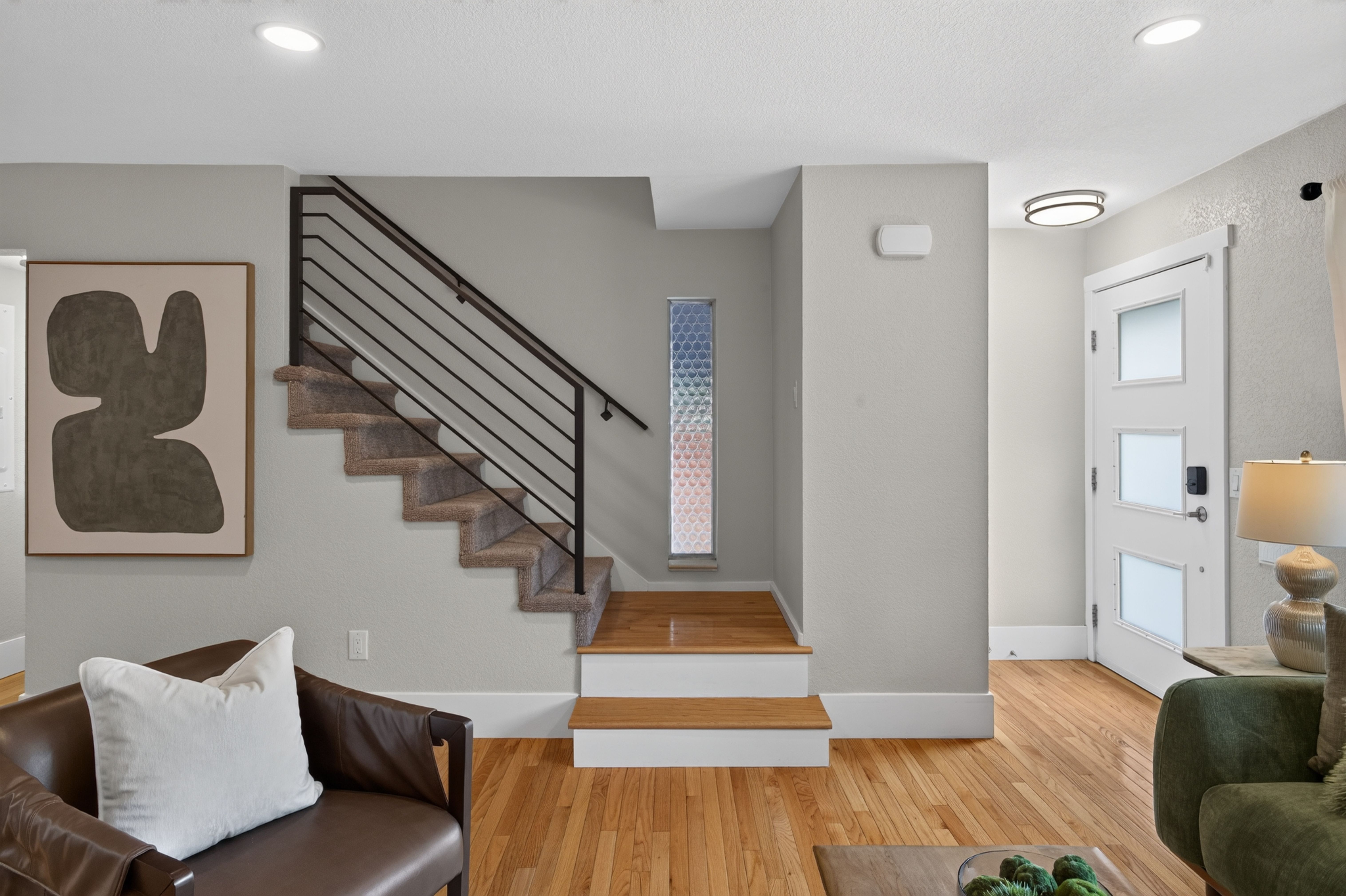  Updated, move-in ready home offers a bright, inviting floor plan - 物件實景