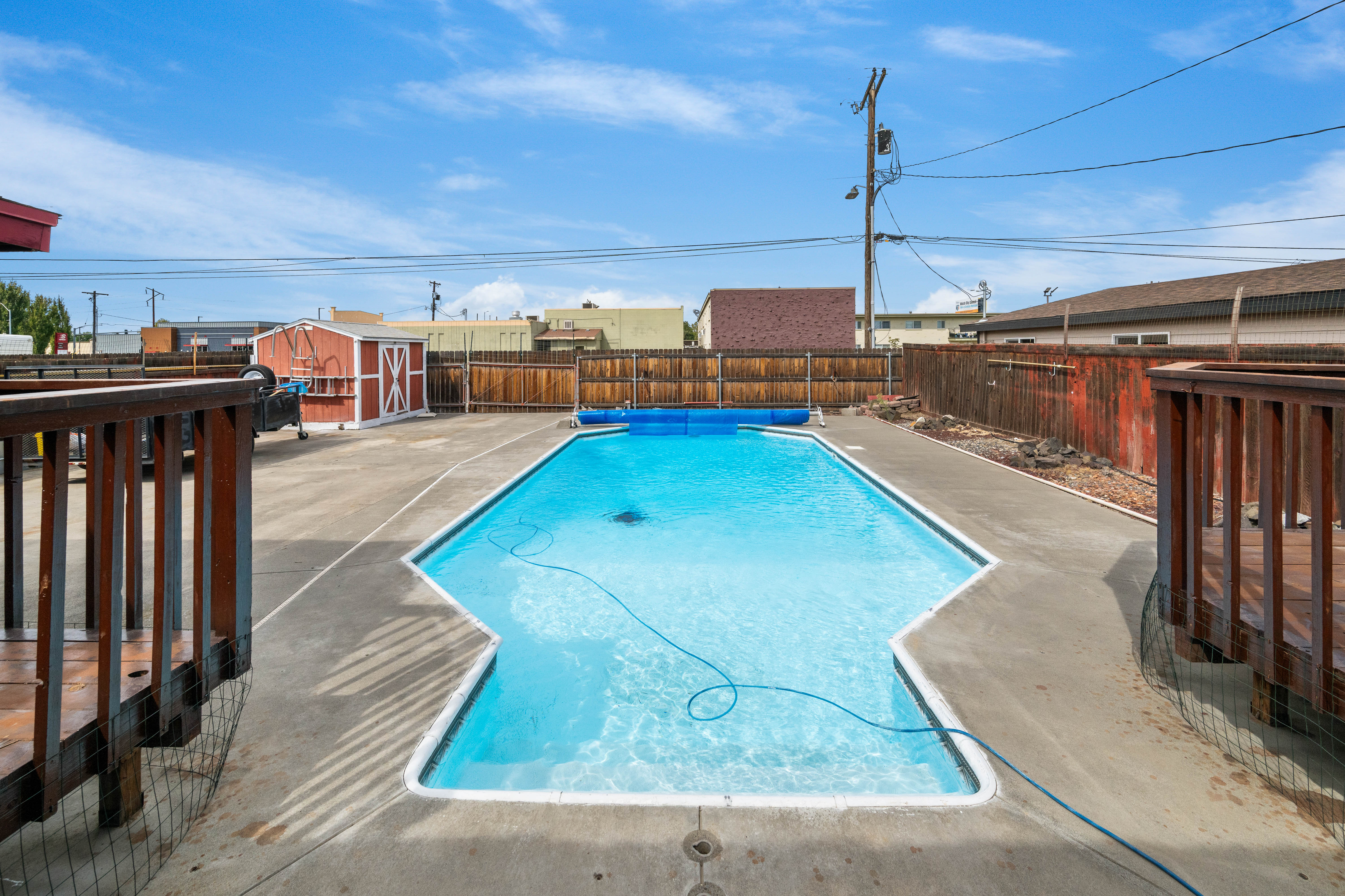  In-ground pool, RV parking and Lots of Space - 物件實景