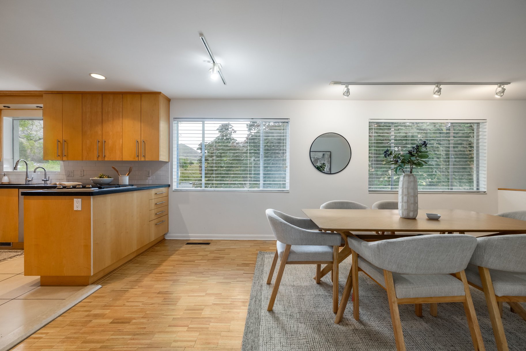  Elegant Contemporary Rambler in Sought After Neighborhood - 物件實景
