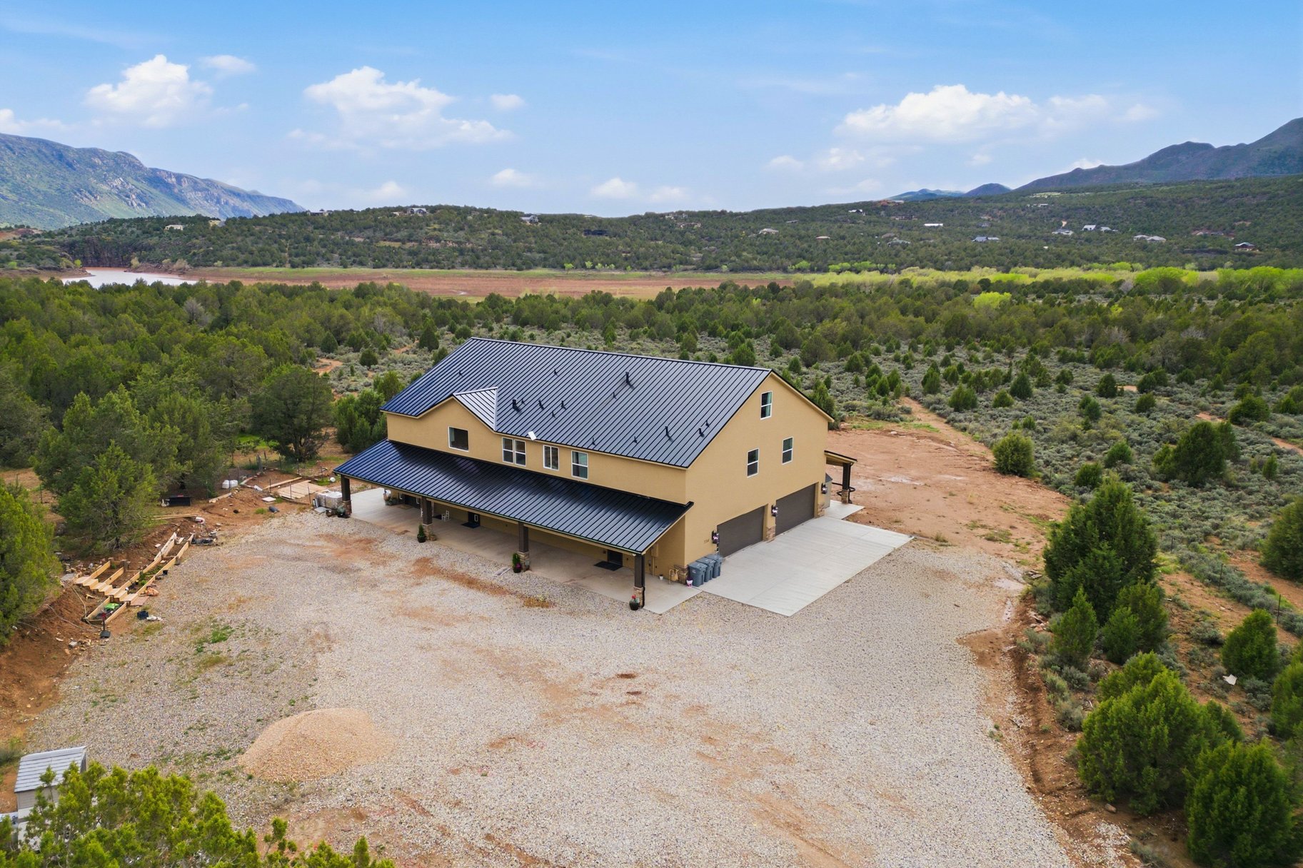  5 Acres • Two Homes In One • Horse Property With Flexible Living Options - 物件實景