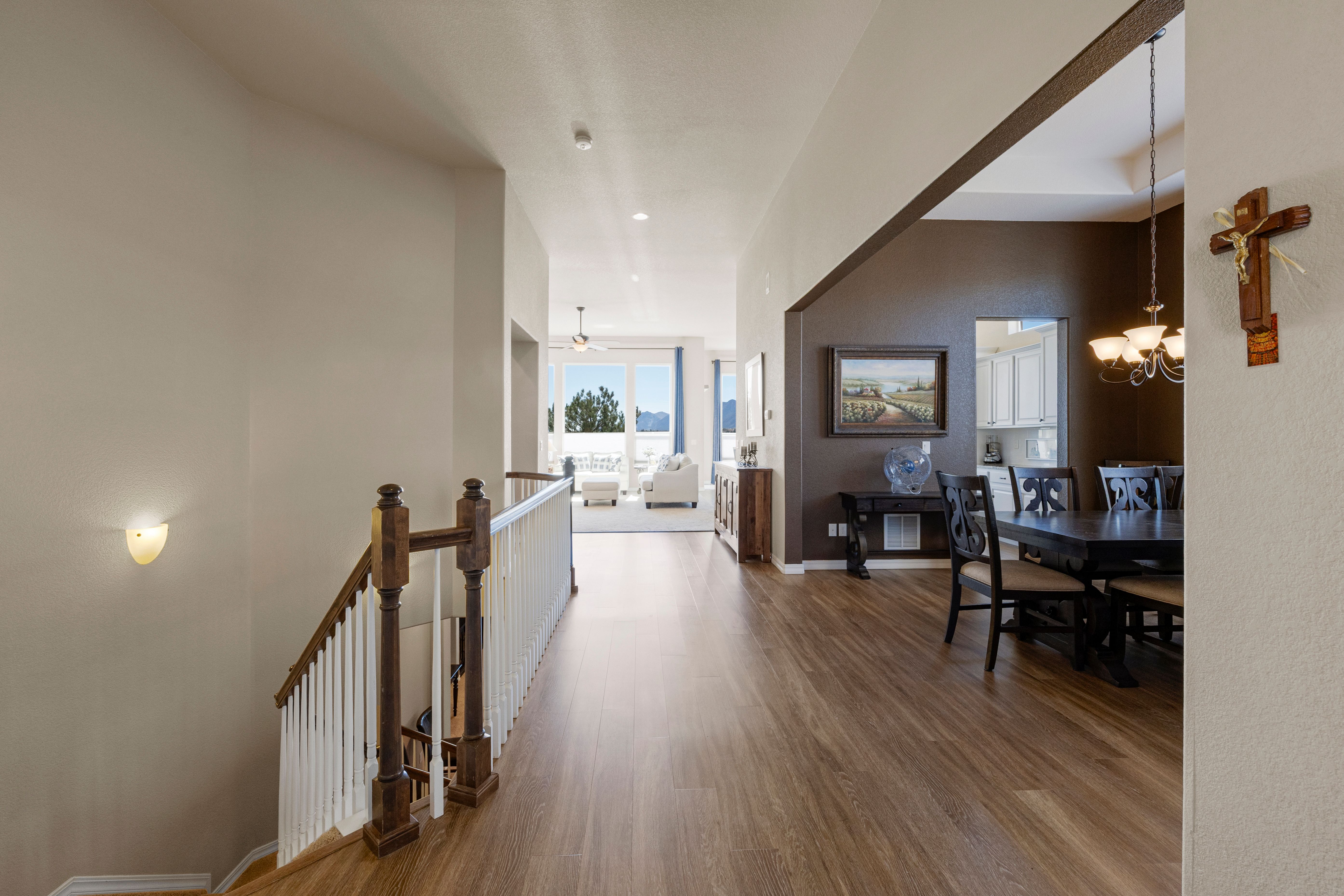  Open, Spacious, Upgraded, Walkout Rancher is Meticulous and with Views - 物件實景