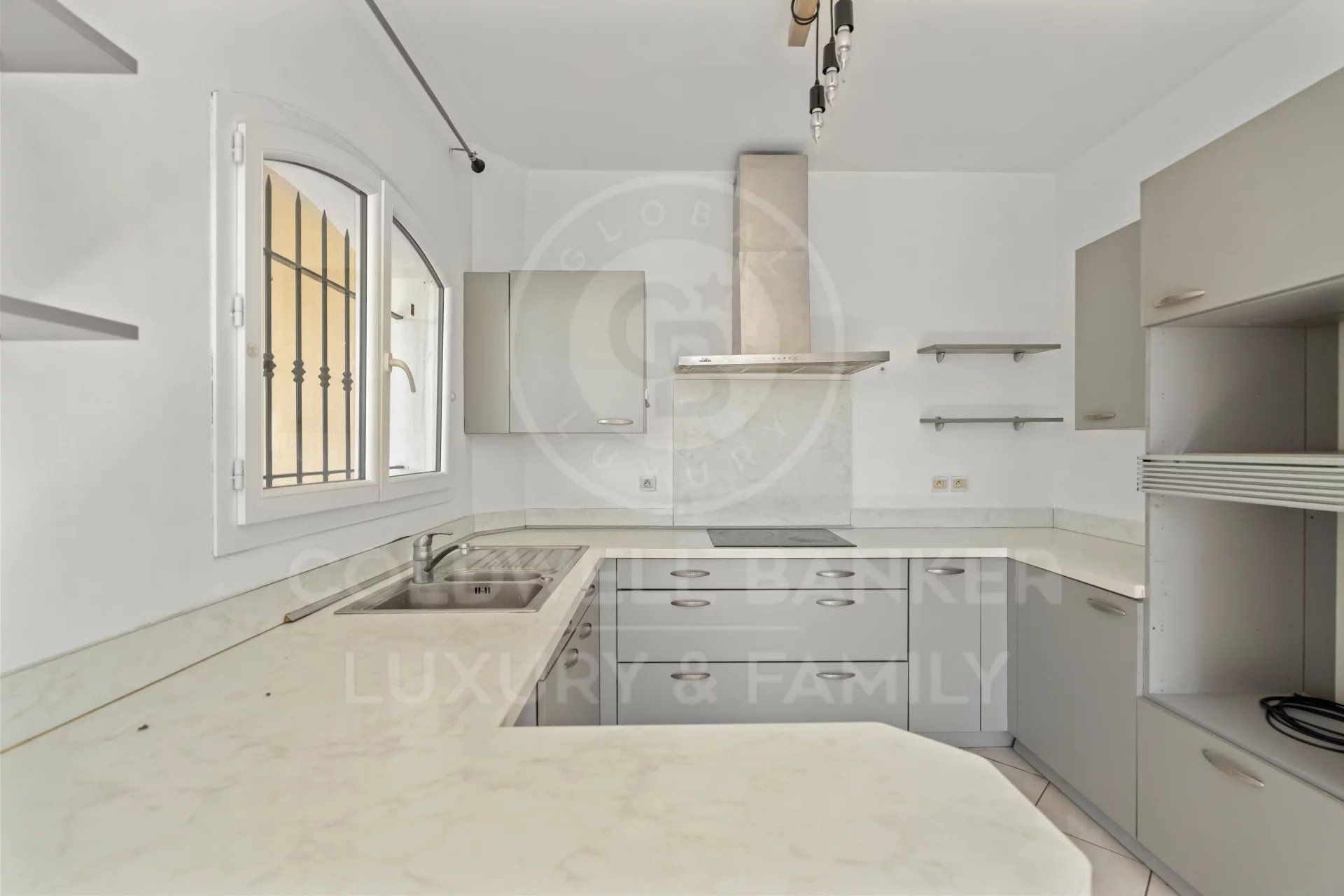 Nice, Provence-Alpes-Côte d’Azur, 06000, FR, 3 Bedrooms Bedrooms, ,2 BathroomsBathrooms,Residential,For Sale,1999783