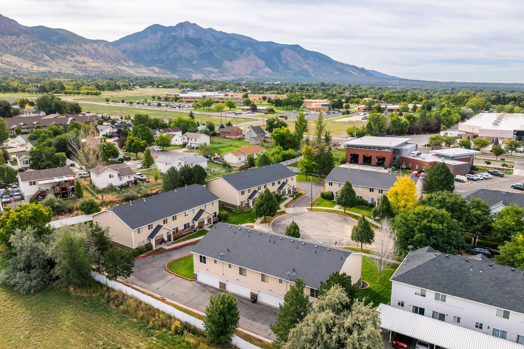  Updated Top to Bottom Ogden Row End Townhouse - 物件實景