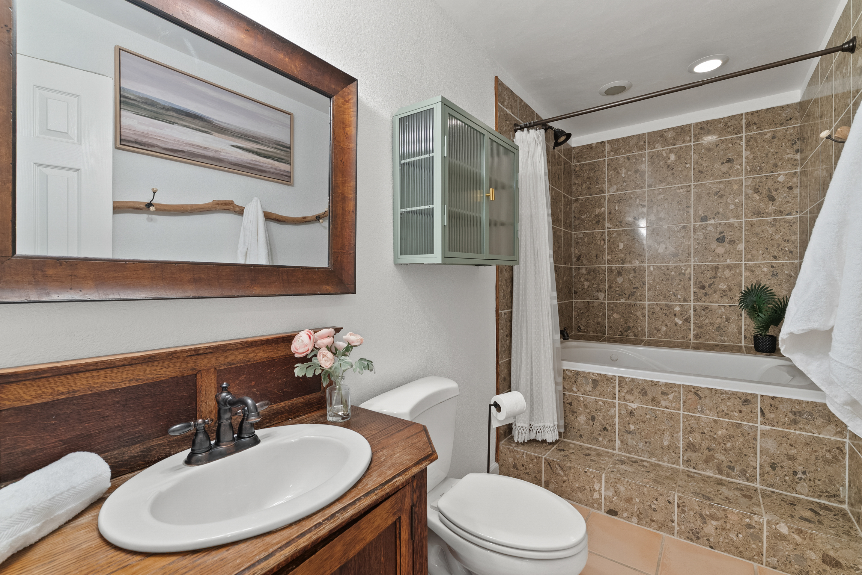  Thoughtfully Updated. Wonderfully Private. Move-In Ready - 物件實景