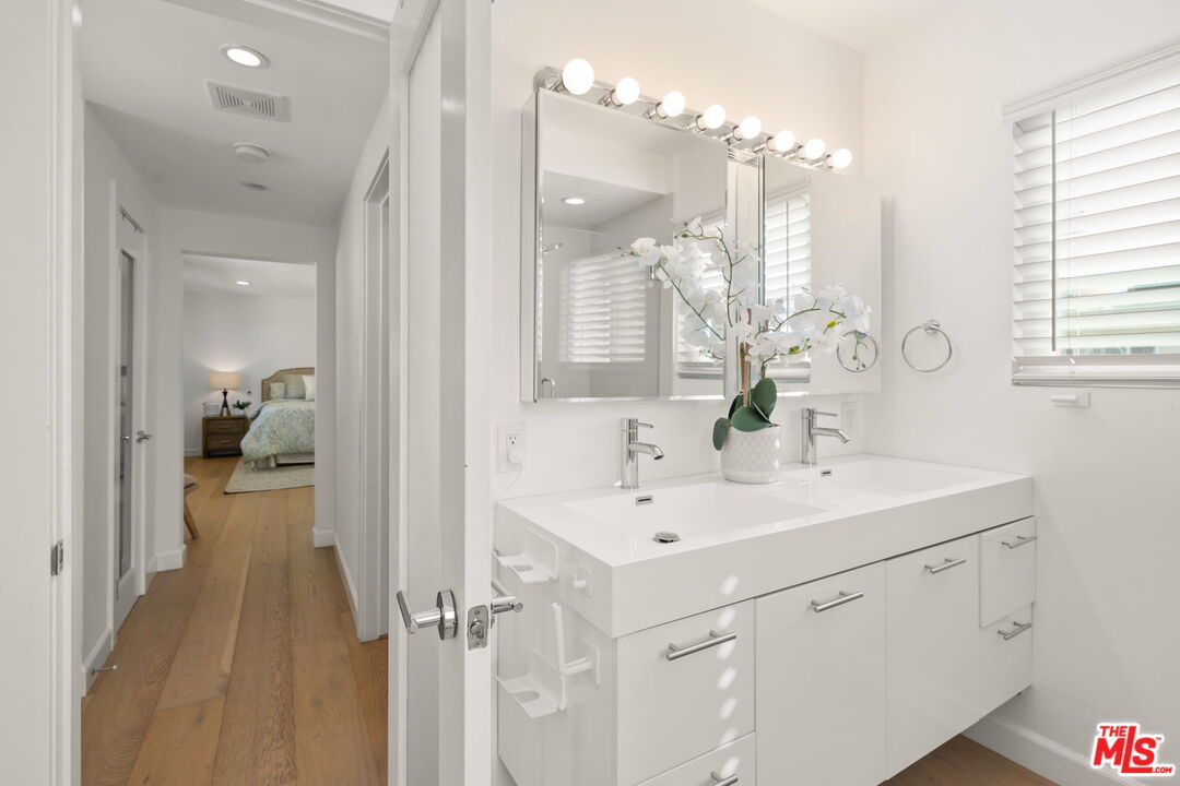 Los Angeles, California, 90046, United States, 3 Bedrooms Bedrooms, ,3 BathroomsBathrooms,Residential,For Sale,1989732