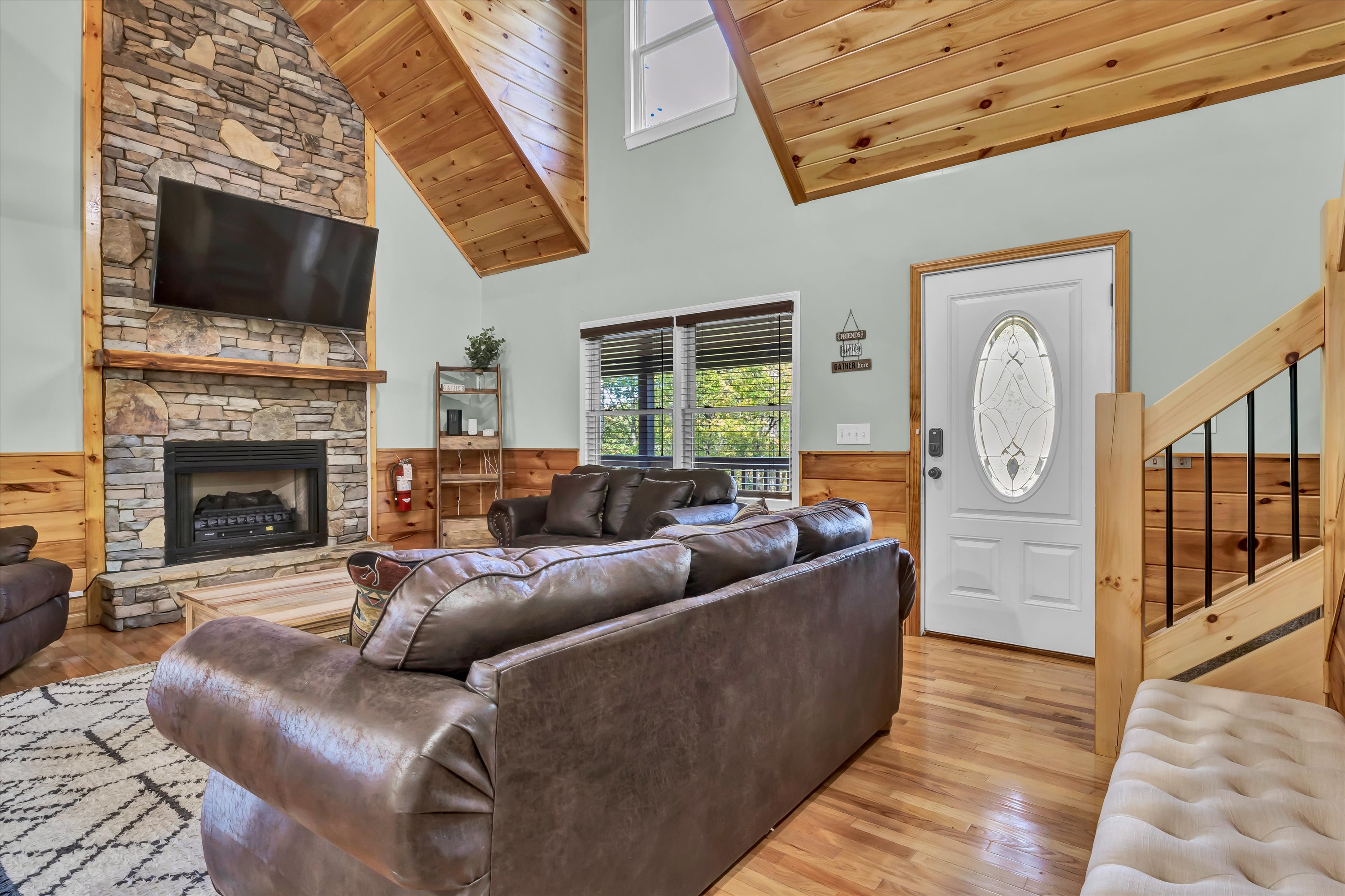 Sevierville, Tennessee, 37862, United States, 4 Bedrooms Bedrooms, ,5 BathroomsBathrooms,Residential,For Sale,1915370