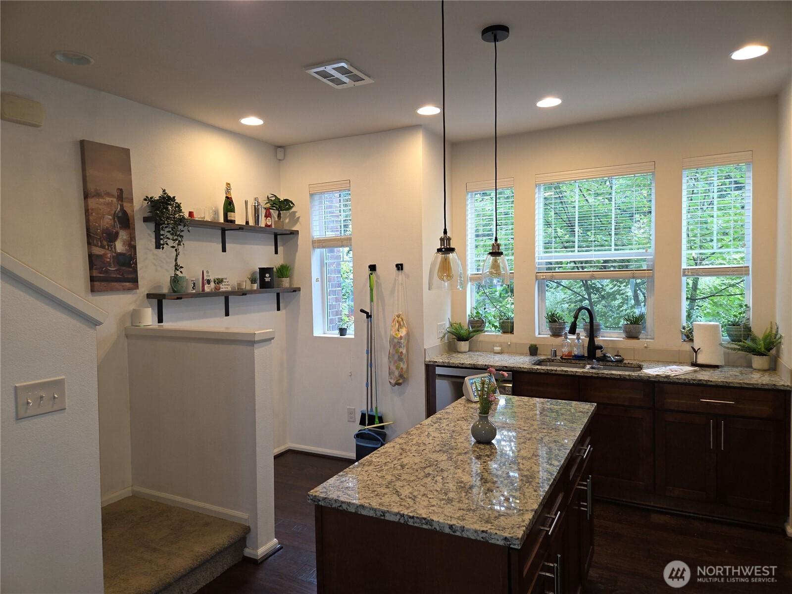 EVERETT, Washington, 98208, United States, 2 Bedrooms Bedrooms, ,3 BathroomsBathrooms,Residential,For Sale,1896693